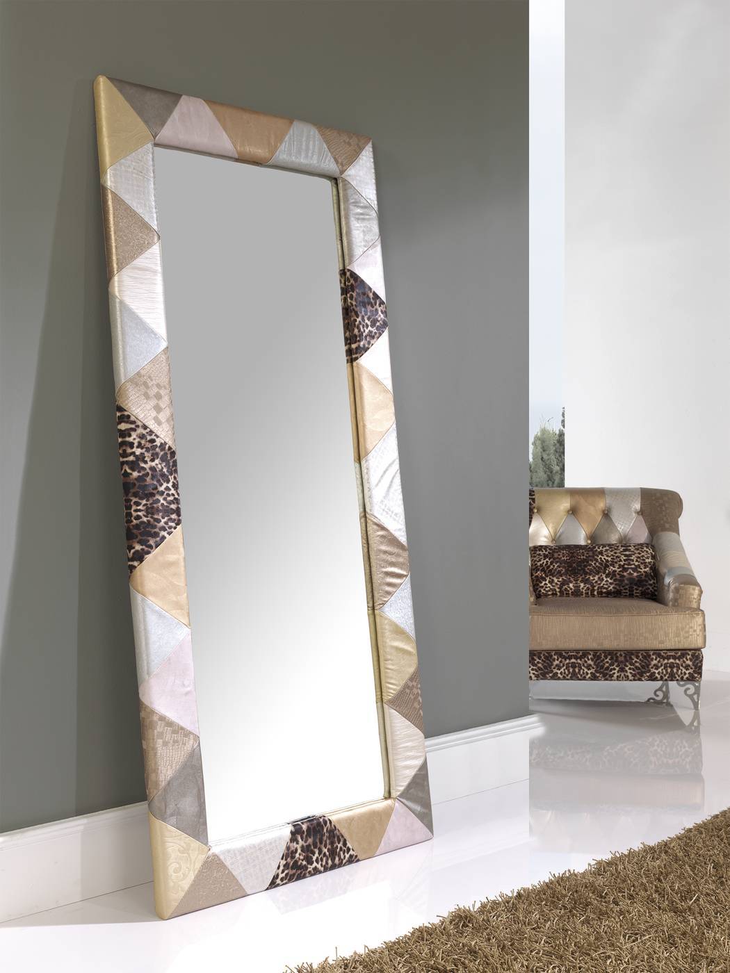 Espejo alto rectangular, con marco tapizado en colores