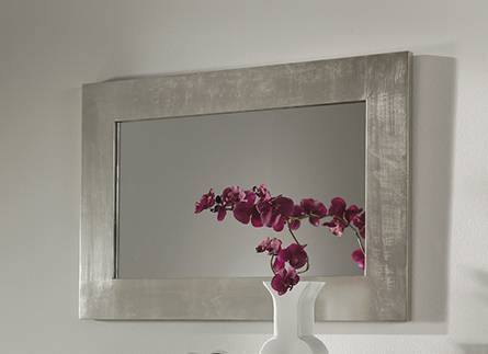 Espejo rectangular, con marco lacado en color plata pulida