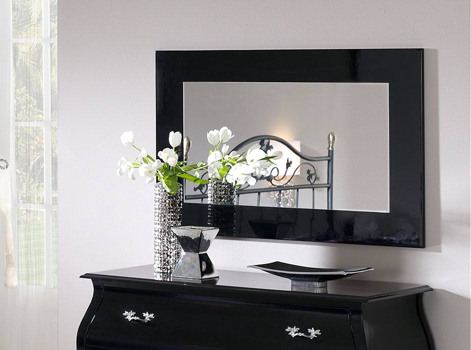 Espejo rectangular, con marco lacado en color negro brillo