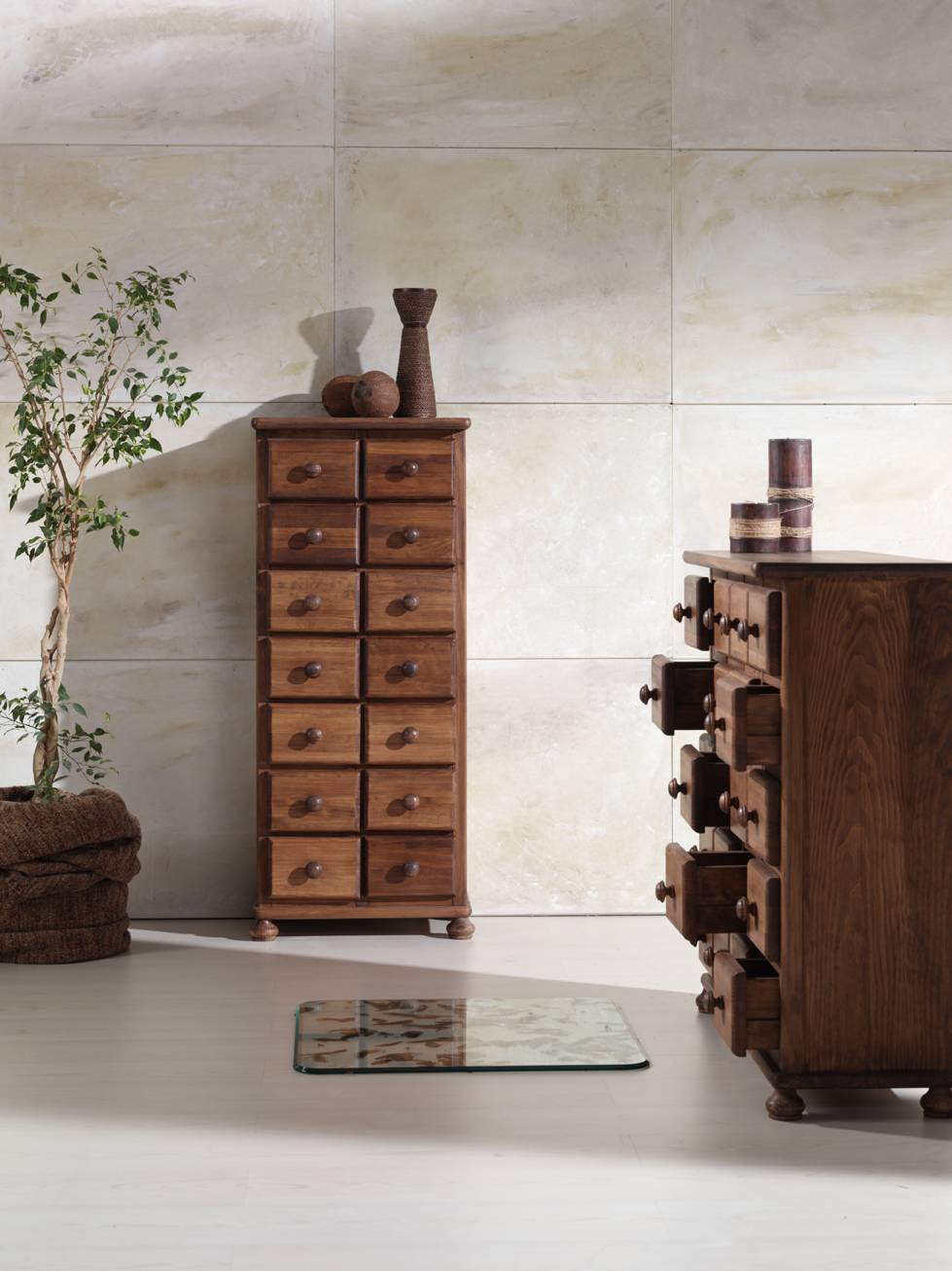 Mueble auxiliar de 14 cajones, de madera de pino maciza.