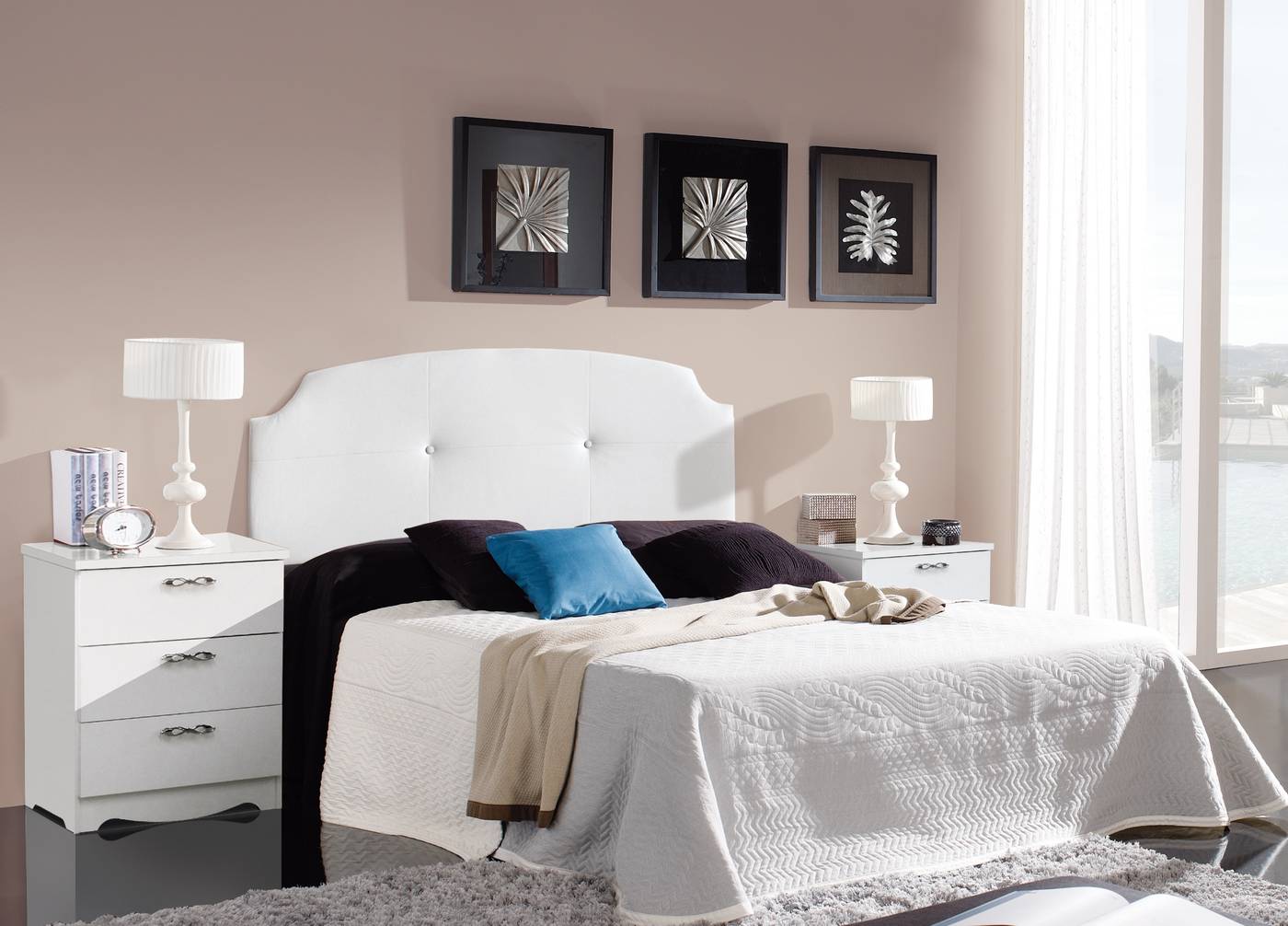 Dormitorio de matrimonio color blanco, con cabecero de polipiel