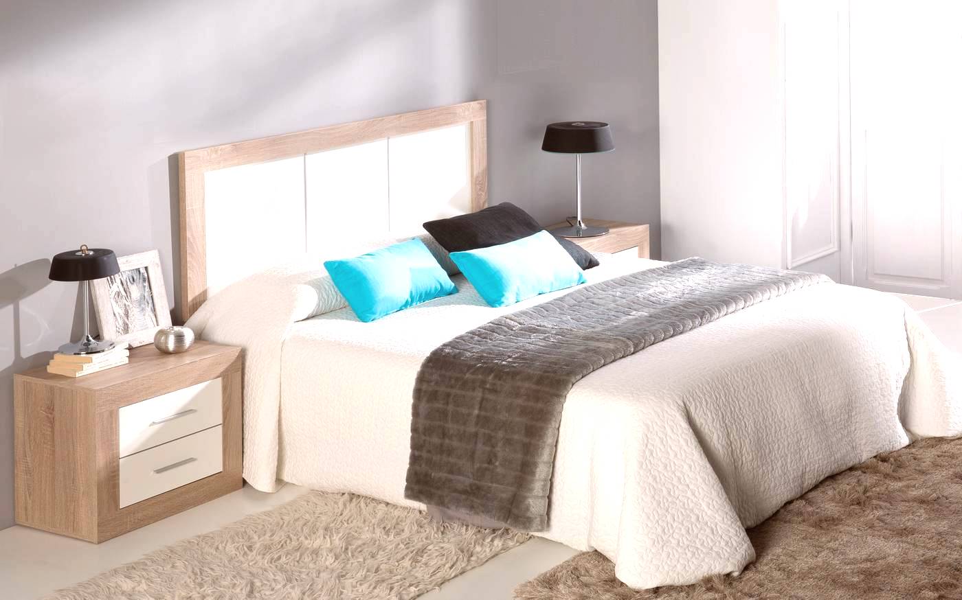 Dormitorio de matrimonio color roble claro combinado con blanco, con 2 mesitas de 2 cajones