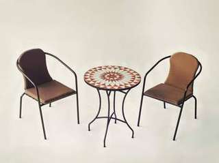 Conjunto Mosaico Neypal-Marsel de Hevea - Mesa de forja color bronce, con tablero mosaico de 60 cm + 2 sillones apilables de aluminio con cojín.