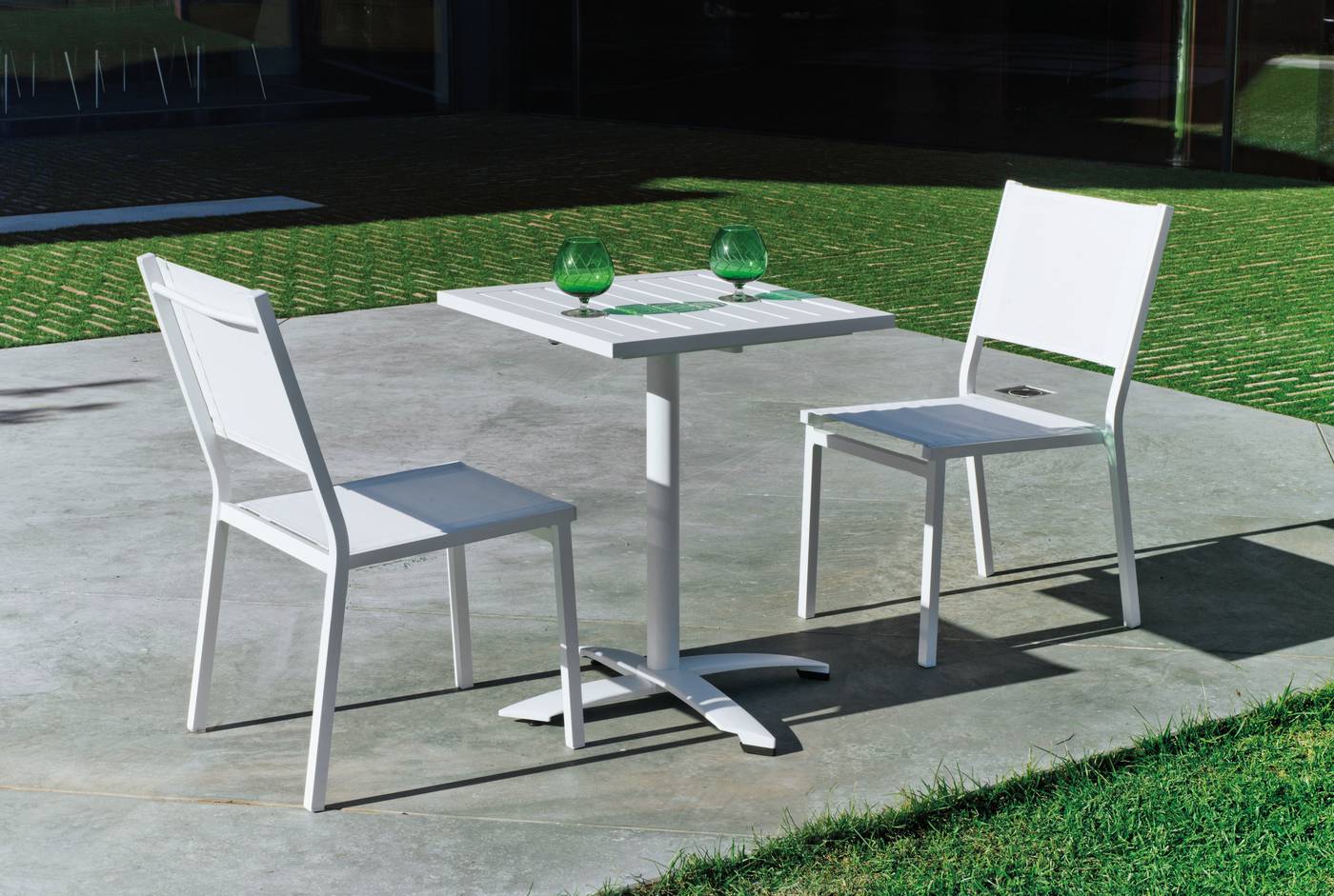 Mesa cuadrada 60 cm de aluminio,  con tablero lamas de aluminio + 2 sillas aluminio y textilen. Disponible en varios colores: blanco, antracita, champagne, plata o marrón.
