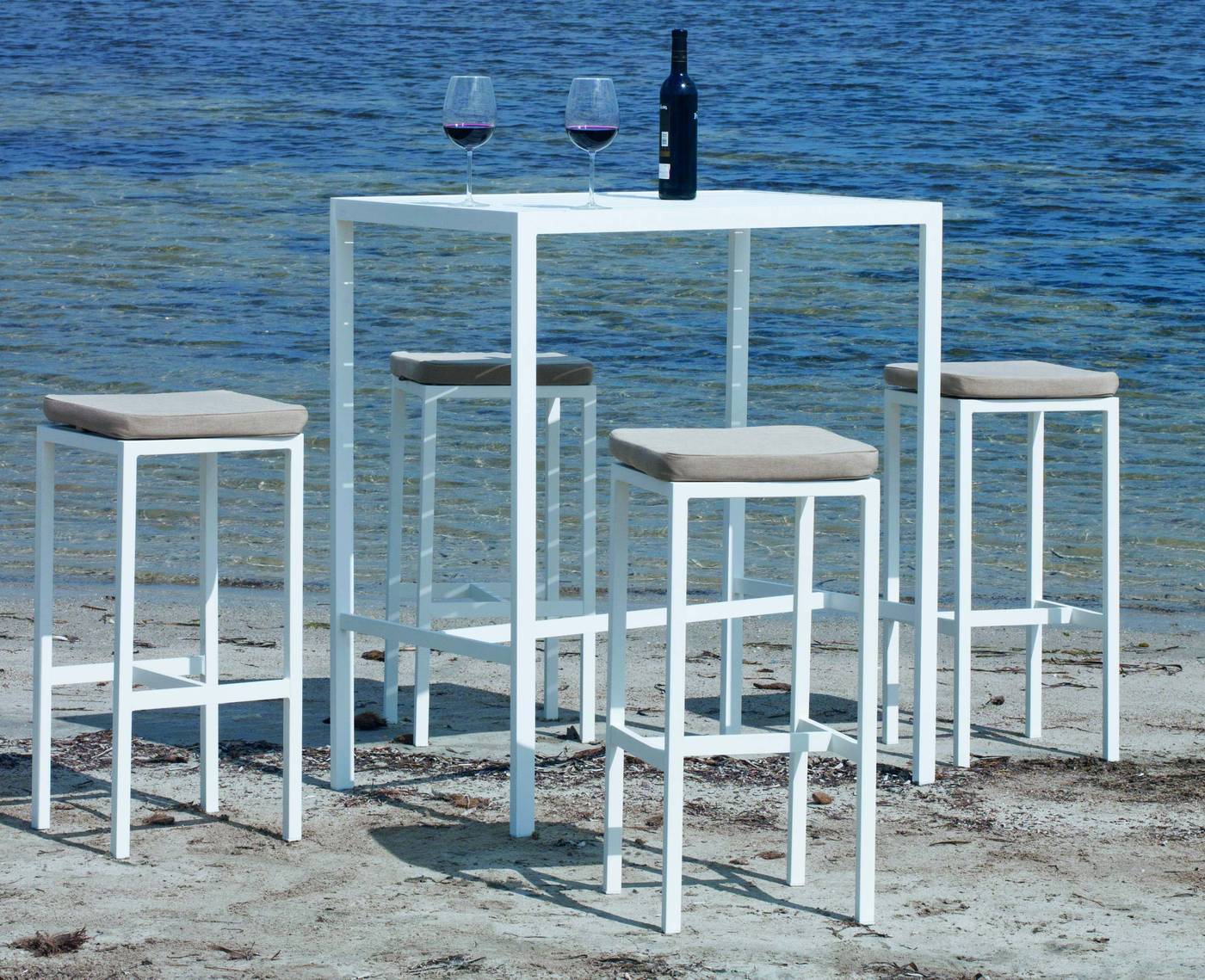 Conjunto aluminio: mesa bar rectangular de 100 cm. con tablero de lamas de aluminio y 4 taburetes sin respaldo de aluminio. Disponible en color blanco, antracita, champagne, plata o marrón.