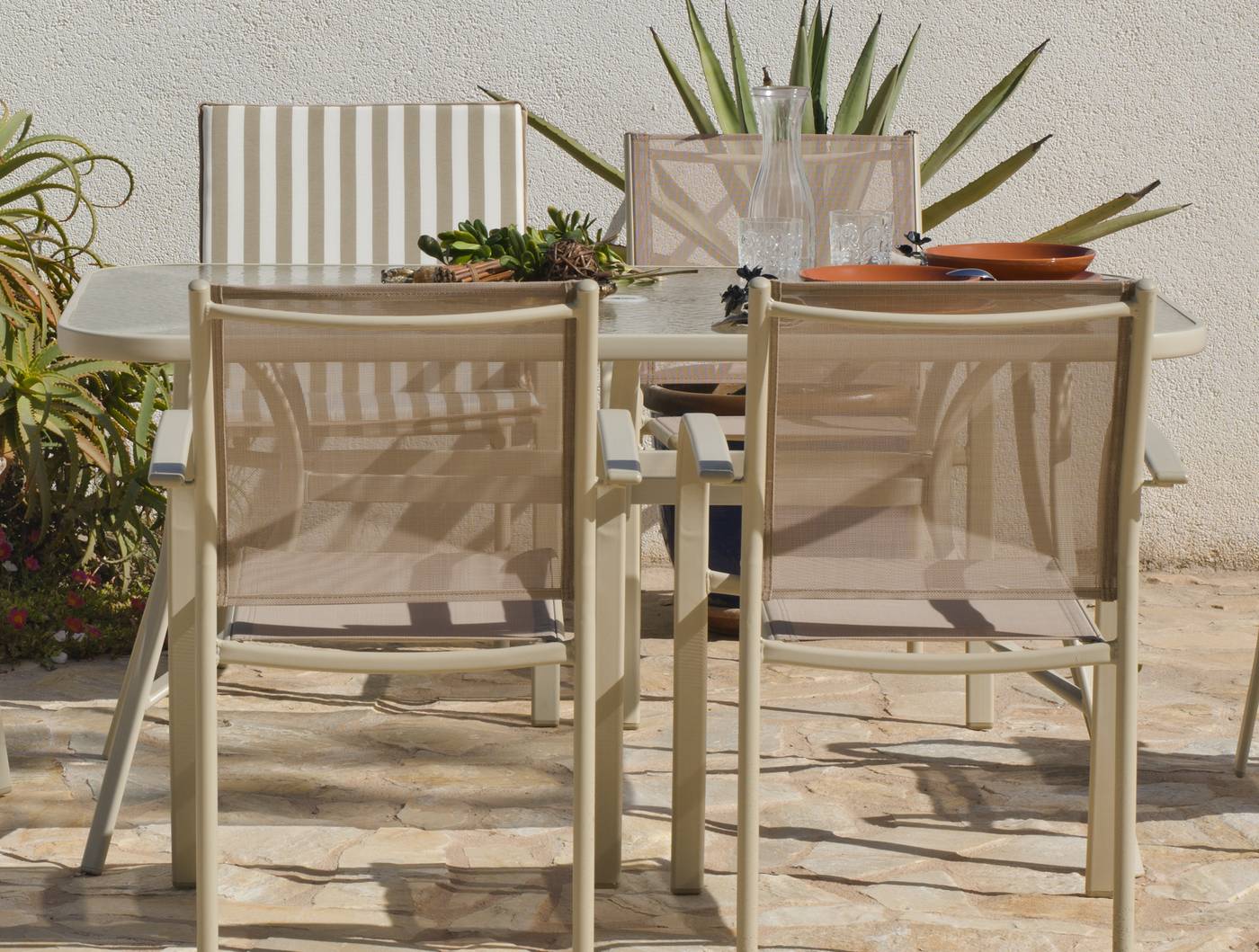 Conjunto Acero Castilla 150-4 - Conjunto de acero color champagne: mesa rectangular de 150 cm, con tablero de cristal templado + 4 sillones de acero y textilen