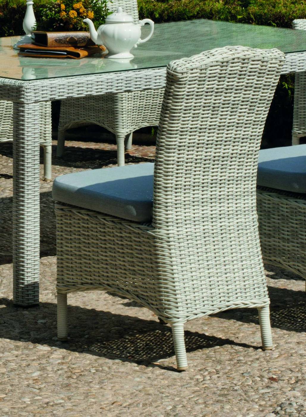 Silla comedor de comedor  para jardín o terraza. Estructura de aluminio recubierta de médula sintética, con cojines asiento.