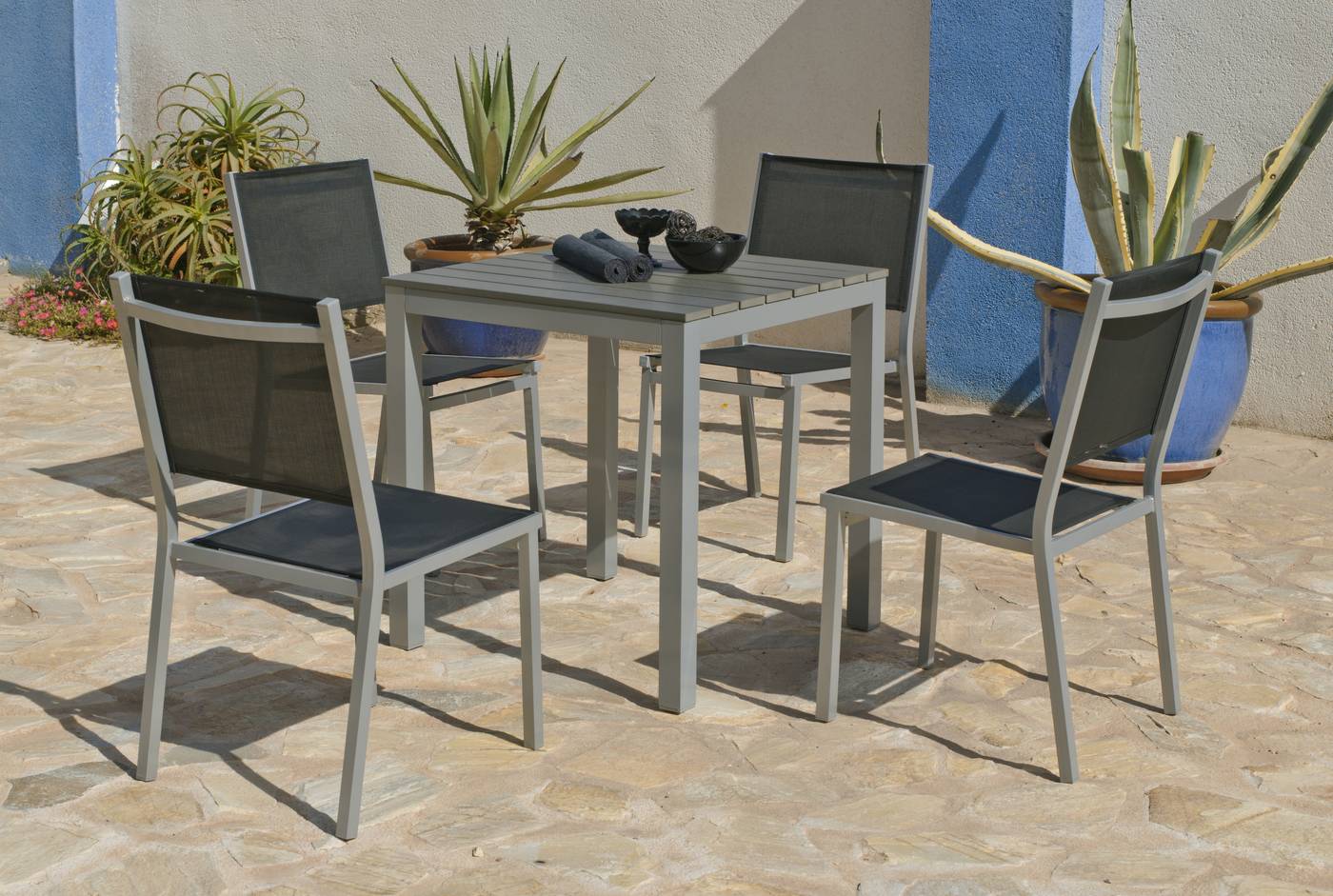 Conjunto aluminio color plata: mesa de 70 cm. con tablero poliwood y 4 sillas