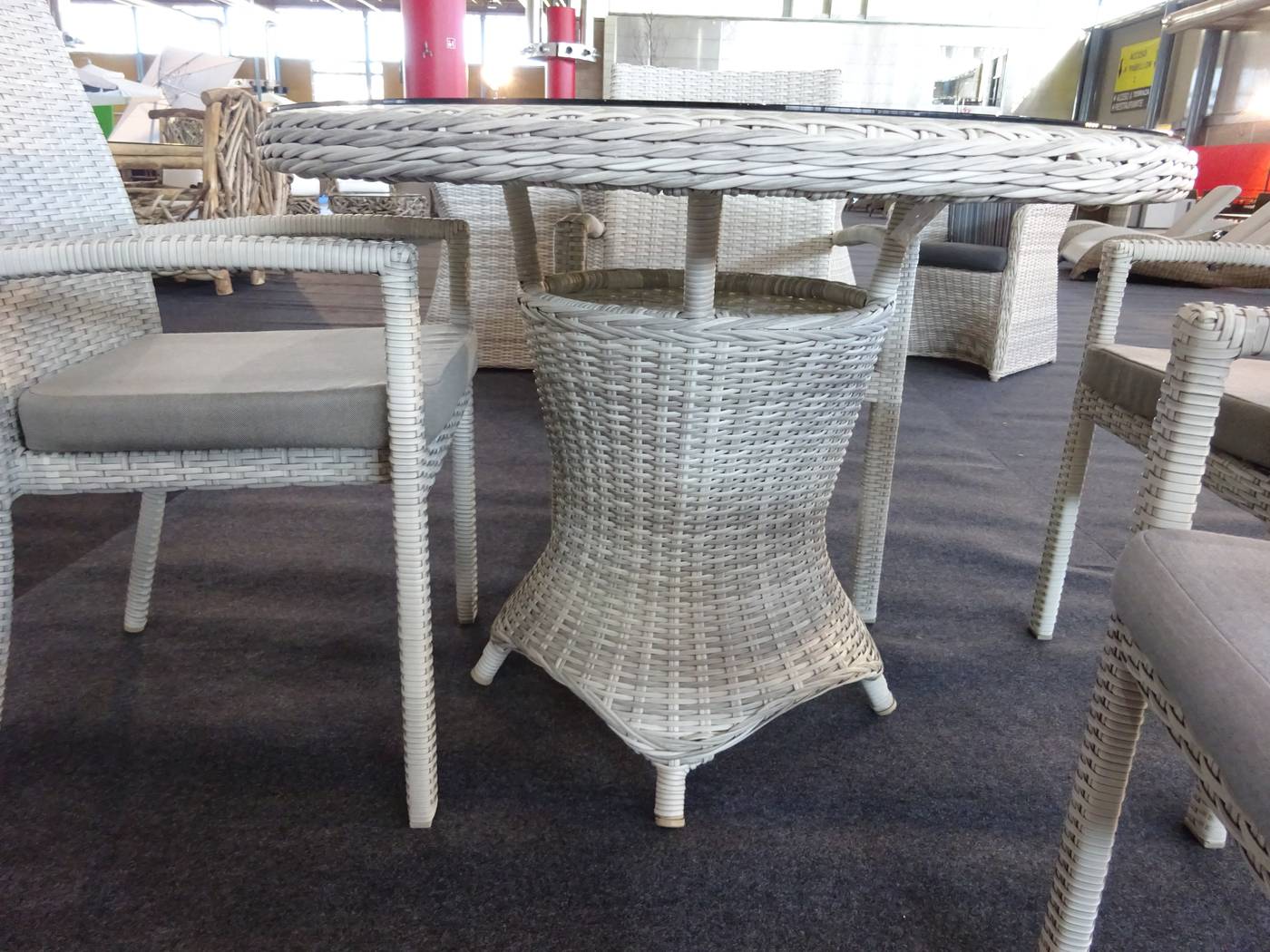 Set Médula Luxe Celebes-100/4+4C - Conjunto médula sintética lujo: 1 mesa comedor redonda 100 cm + 4 sillones con cojines asiento