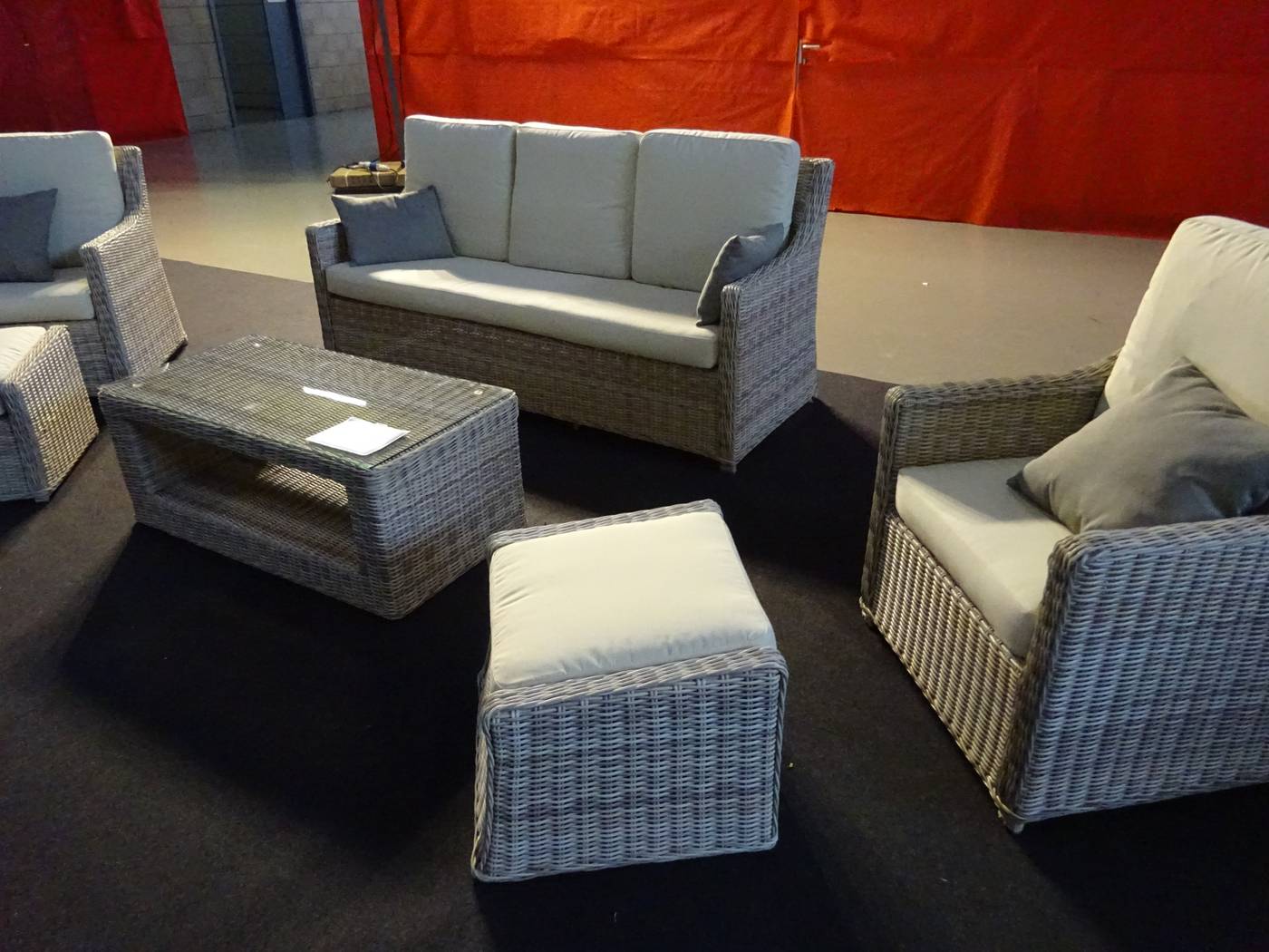 Set Médula Luxe Ainoha-10 - 1 sofá de 3 plazas + 2 sillones + 1 mesa de centro + 2 reposapiés + cojines