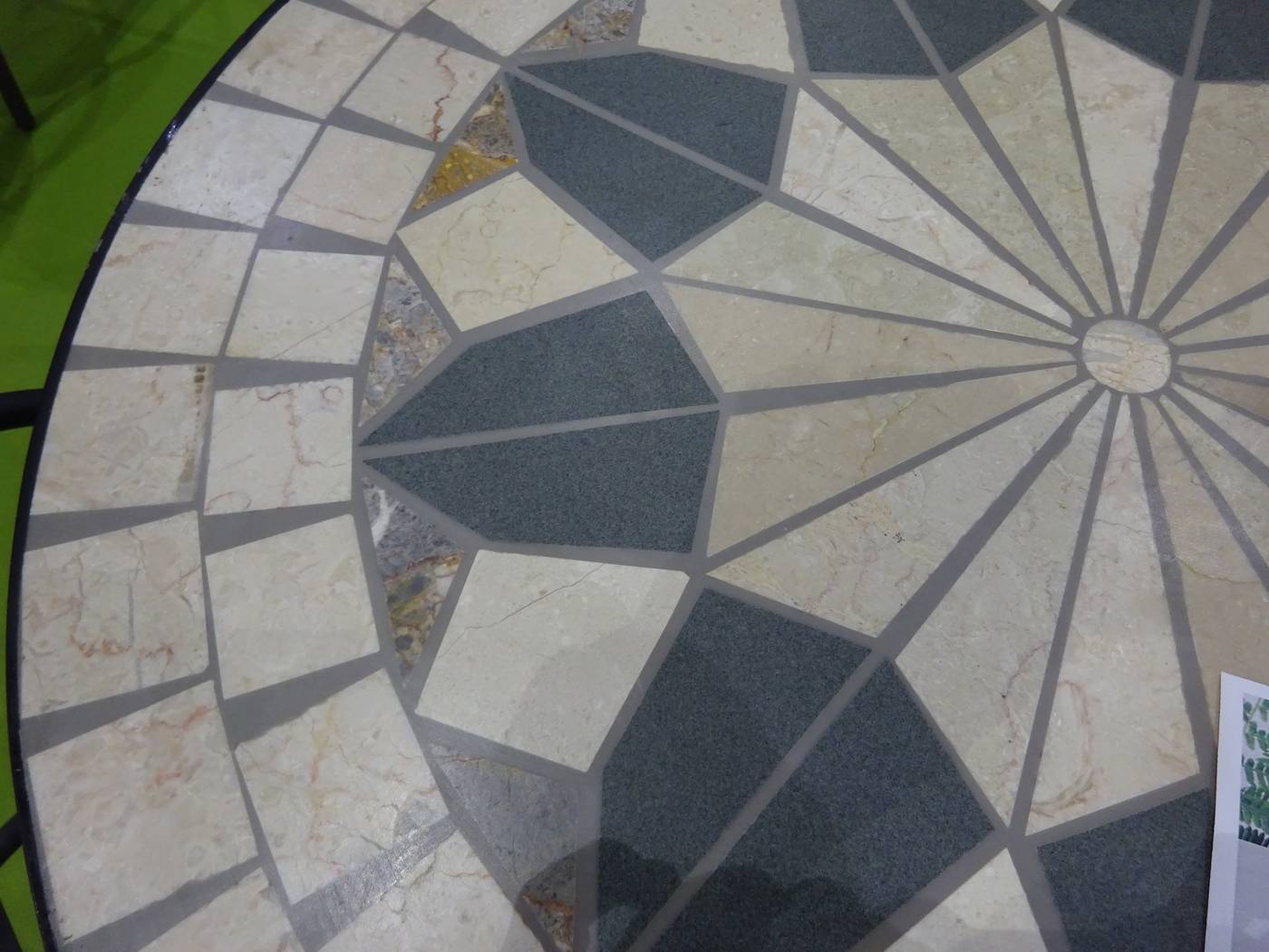 Conjunto Mosaico Shifa 70-2 - Conjunto para jardín de forja color antracita: 1 mesa con panel mosaico + 2 sillones de forja + 2 cojines