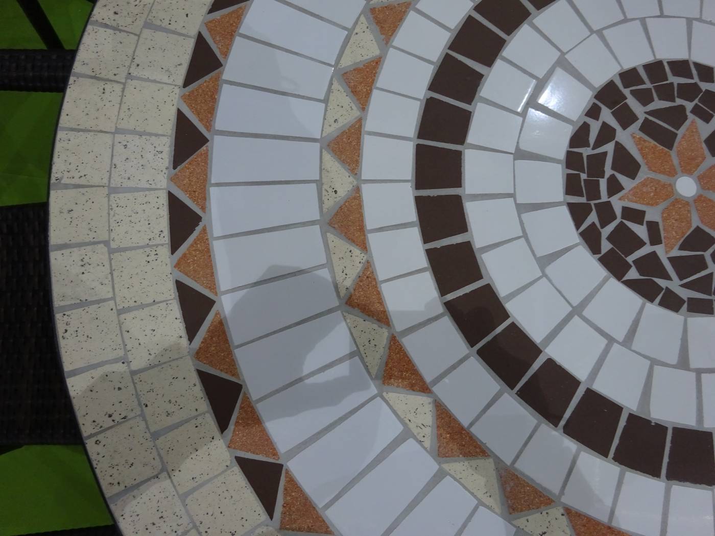 Mesa Mosaico Nabil-140 - Mesa mosaico redonda para jardín. Estructura de acero forjado con patas reforzadas y panel de mosaico