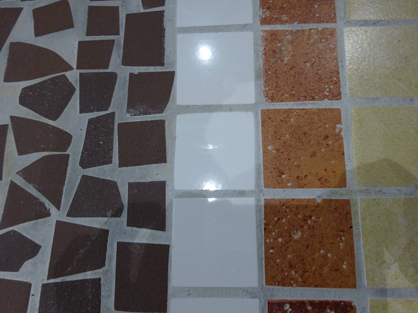 Mesa Mosaico Mara-150 - Mesa mosaico. Estructura de acero forjado con patas reforzadas y panel de mosaico. Mesa válida para 6 sillones.
