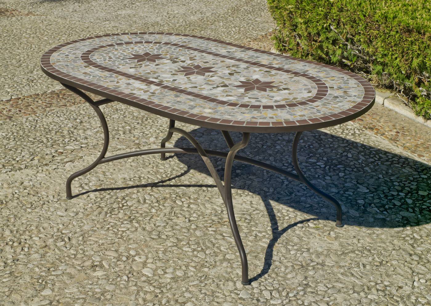 Mesa de forja para jardín, con patas reforzadas y panel de mosaico ovalado de 200 cm. Mesa válida para 8 sillones.