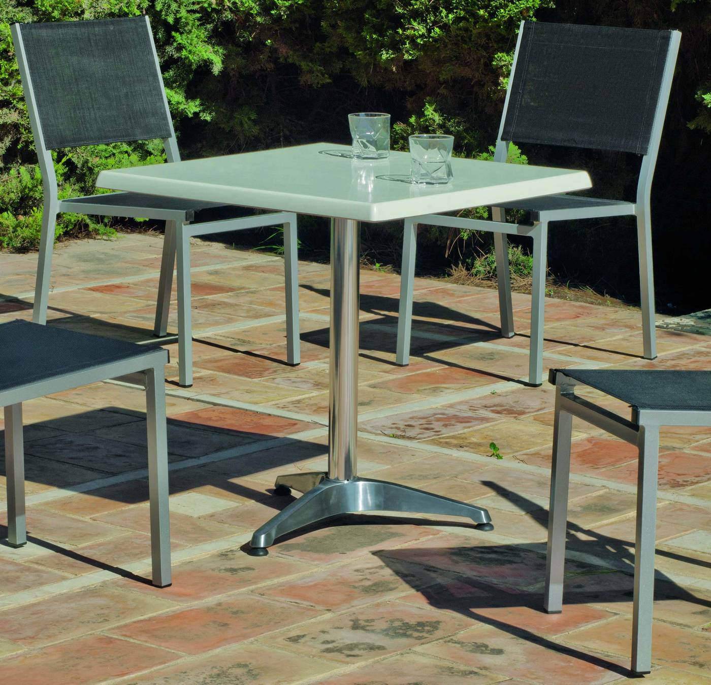 Set Aluminio Luna/Sion-70/4 - Conjunto aluminio: mesa cuadrada de aluminio, con tablero de Hevegalite  de 70 cm. y 4 sillas de aluminio color plata y textilen color gris