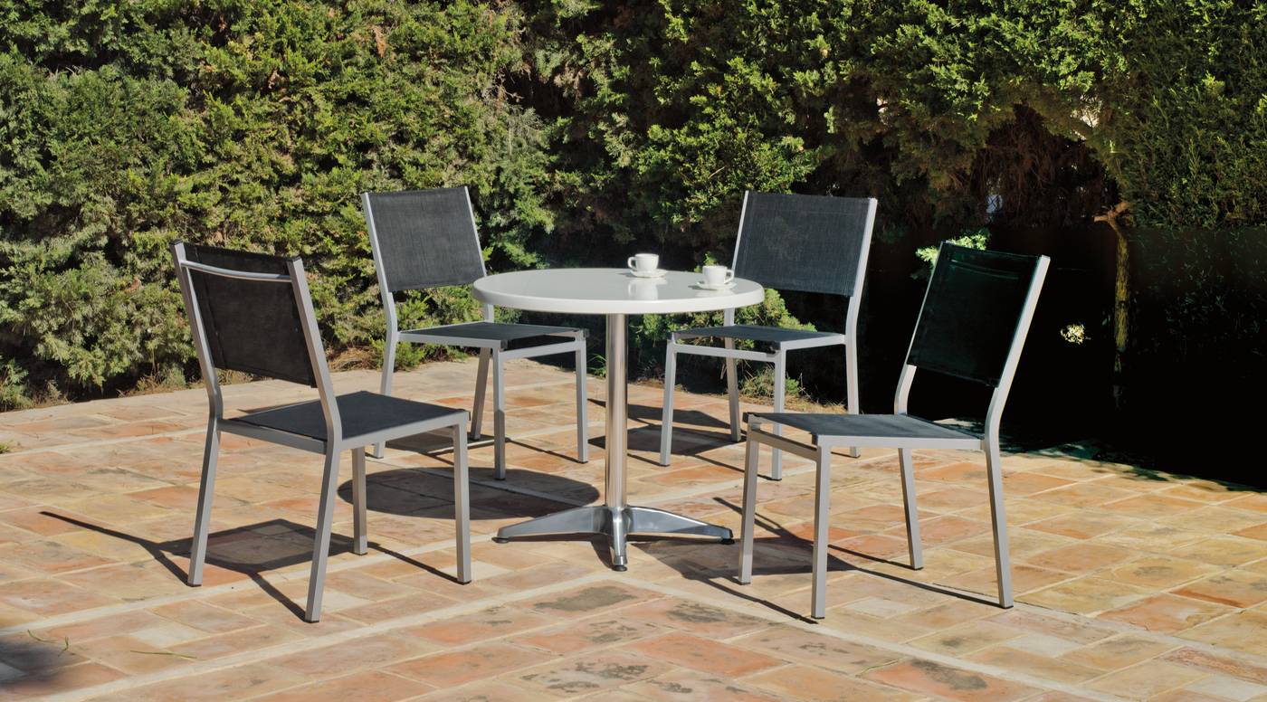 Conjunto aluminio: mesa redonda de aluminio, con tablero de Hevegalite  de 80 cm. y 4 sillas de aluminio color plata y textilen color gris
