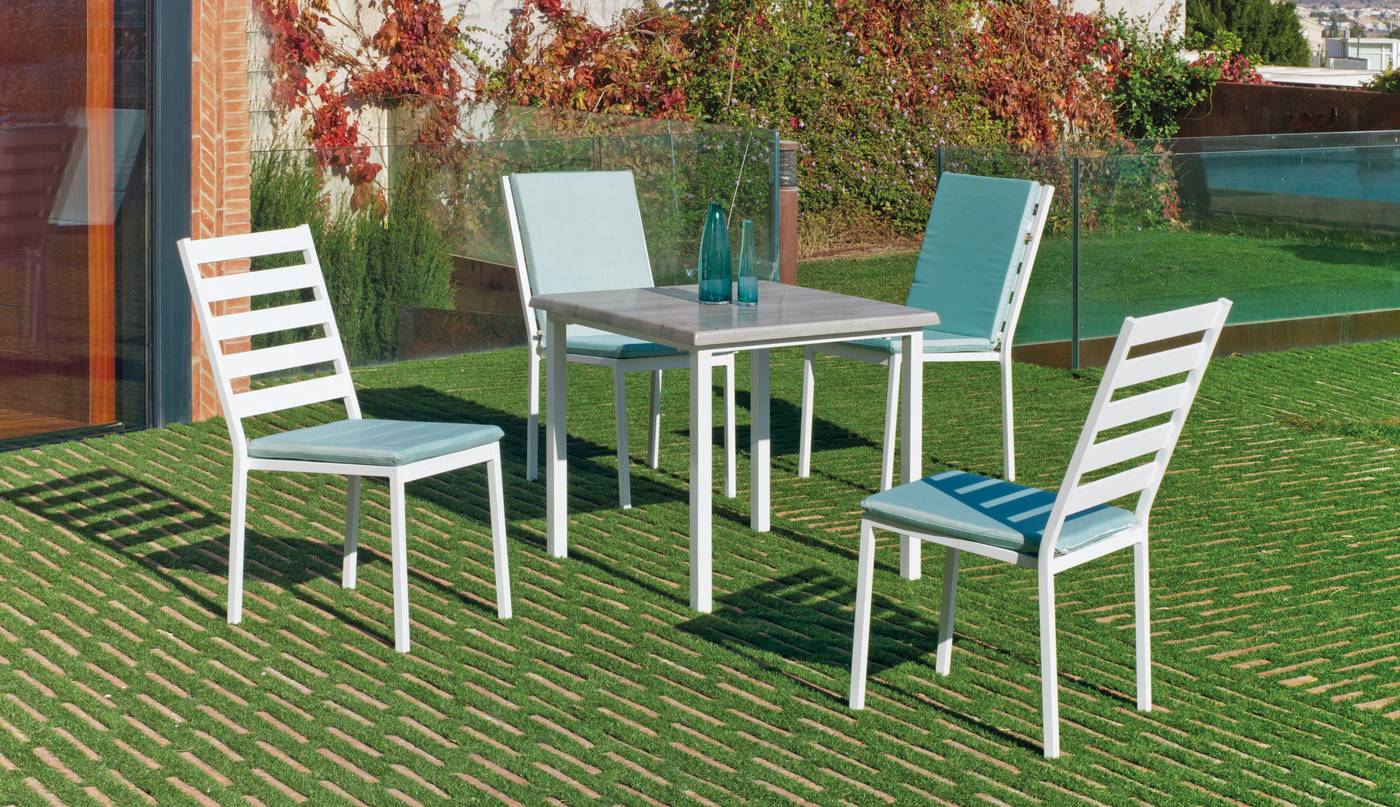 Conjunto aluminio color blanco, plata, o antracita: mesa cuadrada 80 cm. con tablero de heverzaplus color gris y 4 sillas de aluminio