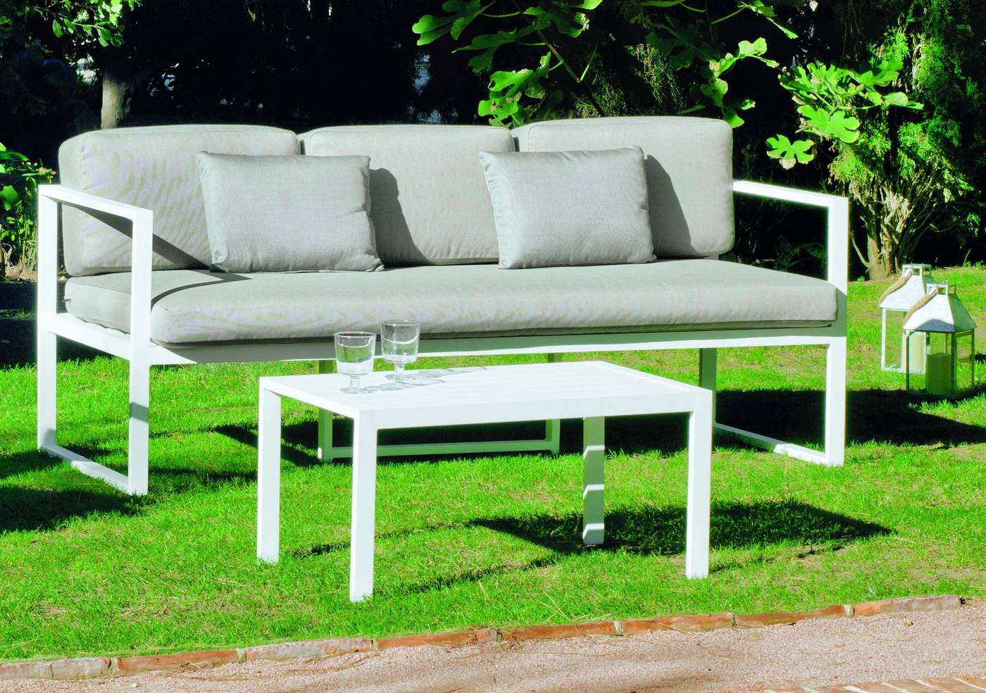 Set Aluminio Martinique-8 - Conjunto aluminio : 1 sofá de 3 plazas + 2 sillones + 1 mesa de centro + cojines. Disponible en color blanco, champagne, bronce o antracita.