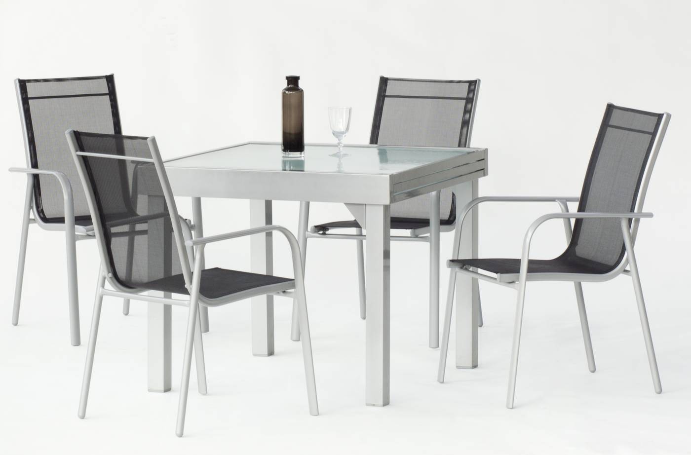 Conjunto aluminio color plata: mesa extensible y 4 sillones apilables