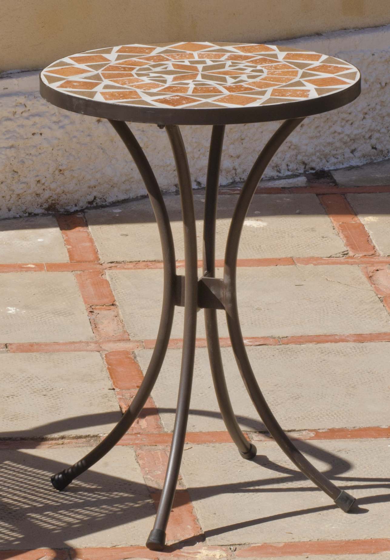 Mesa para jardín o terraza de forja, con tablero mosaico de 40 cm. de diámetro.