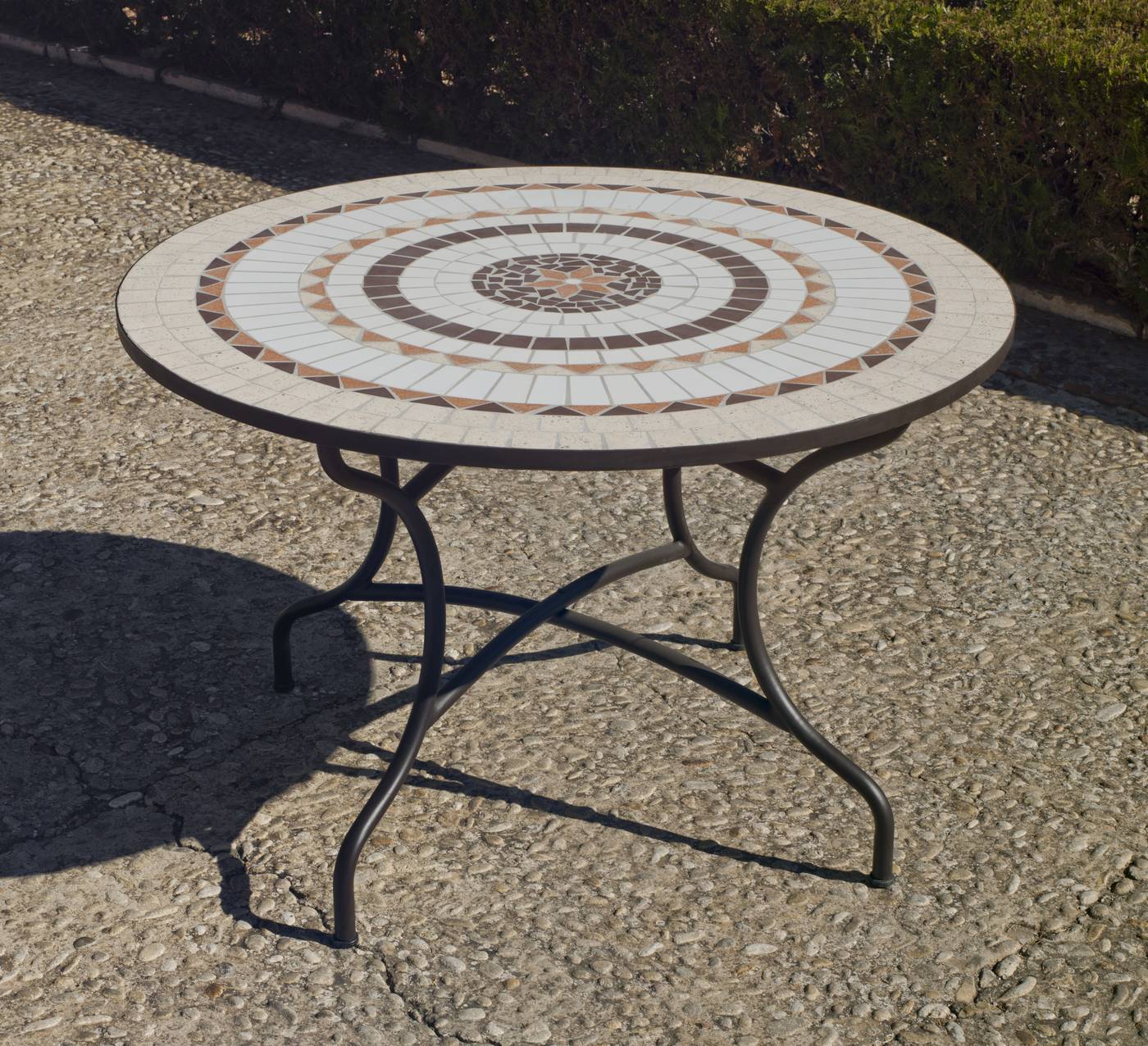 Mesa mosaico redonda para jardín. Estructura de acero forjado con patas reforzadas y panel de mosaico