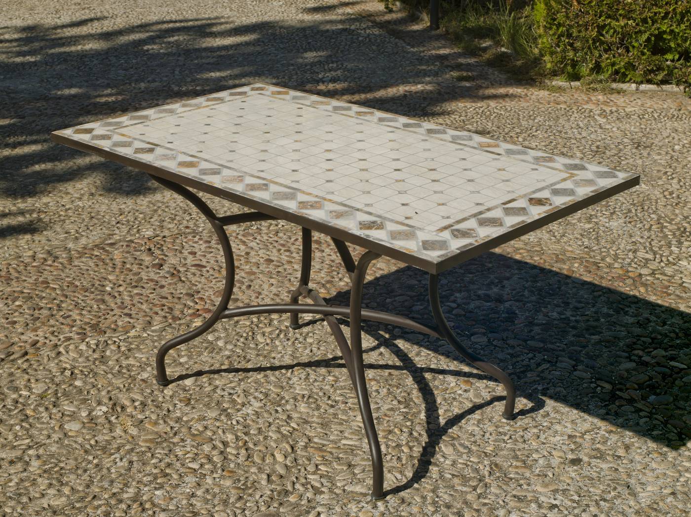Conjunto Mosaico Nadira-Bergamo 140-4 - Conjunto para terraza o jardín de forja: 1 mesa con panel mosaico + 4 sillones de ratán sintético + 4 cojines.