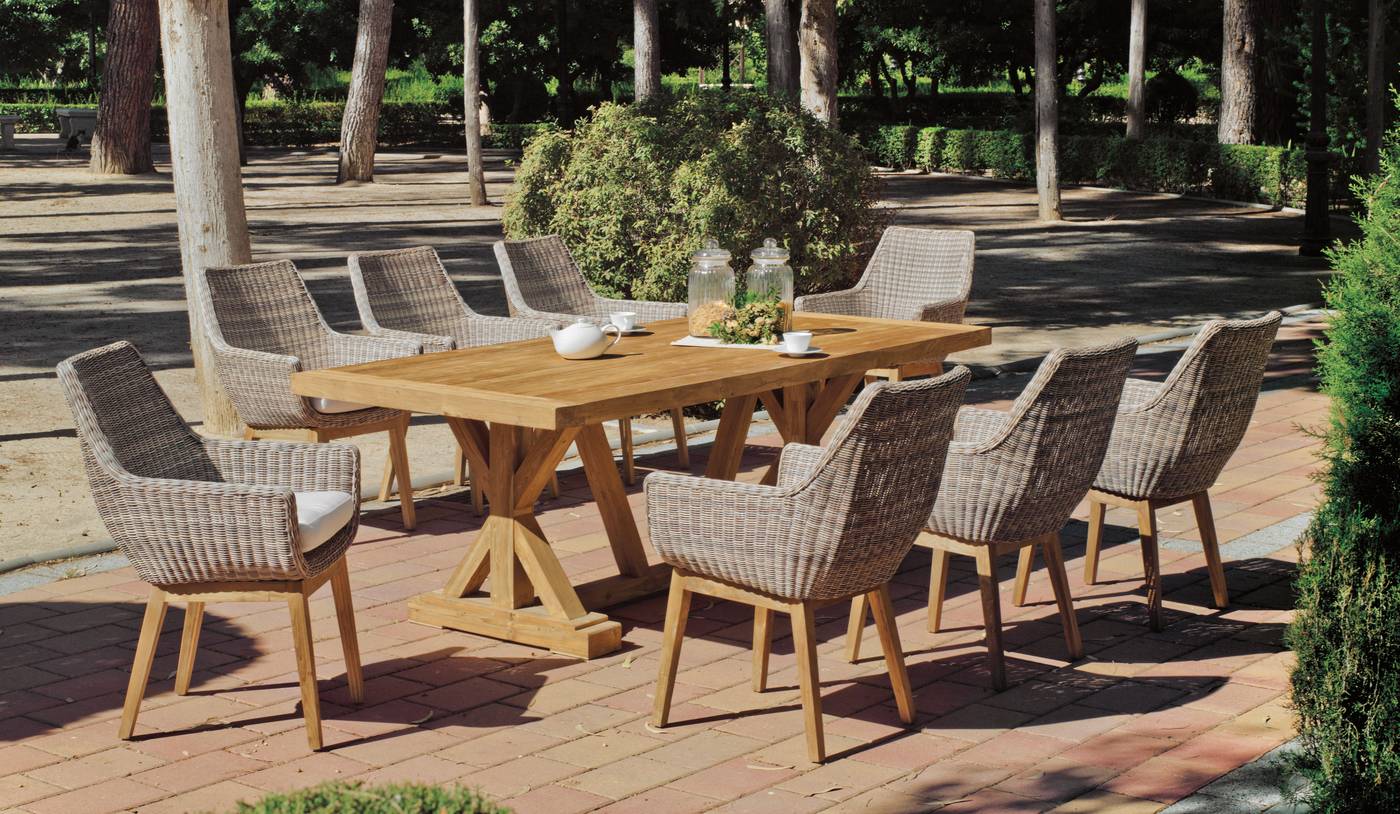 Conjunto para jardín fabricado sólo con materiales naturales: 6 sillones con cojines de ratán natural y mesa de madera de teka de 220 cm