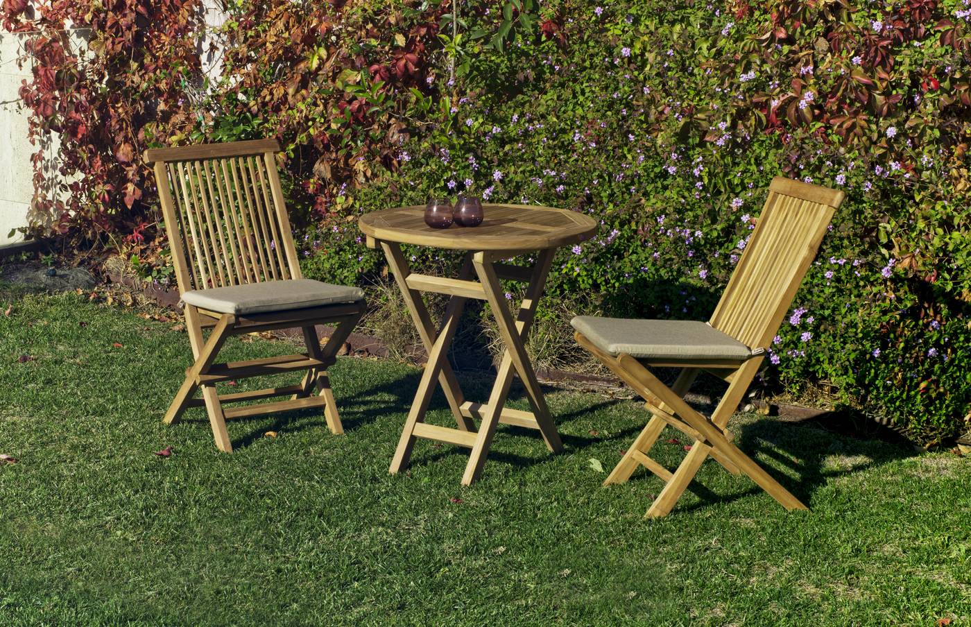 Conjunto de madera de teka: 1 mesa redonda plegable 70 cm. + 2 sillas con cojines asiento