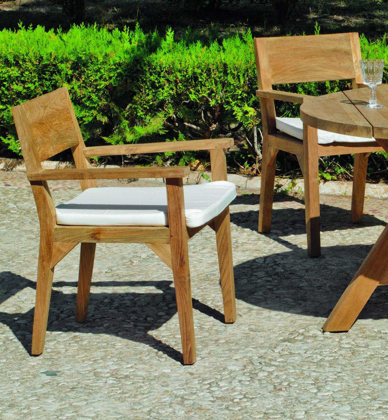 Conjunto Madera Teka Windsor-130/4 - Conjunto para jardín de madera de teka lux: Mesa redonda 130 cm. y 4 sillones con cojines