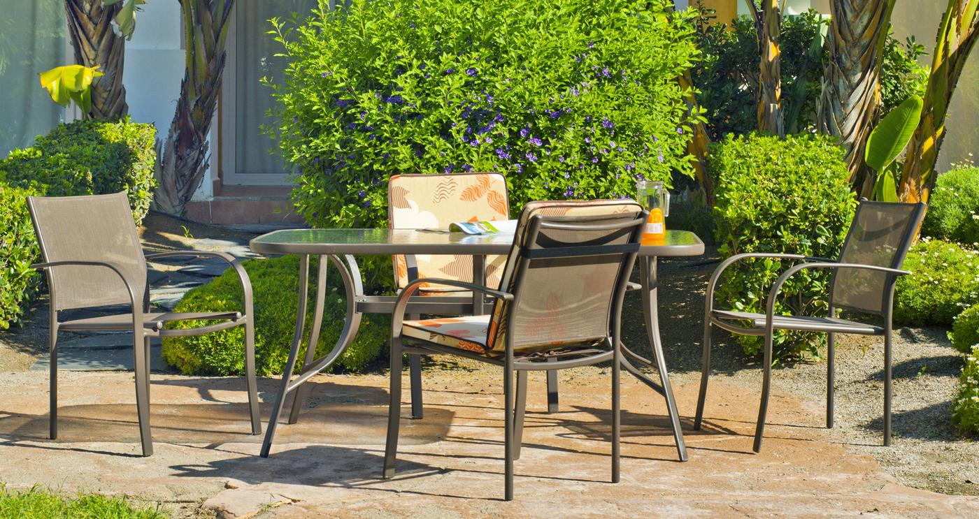 Conjunto de acero color bronce: mesa de 150 cm con tapa de cristal templado + 4 sillones de acero y textilen