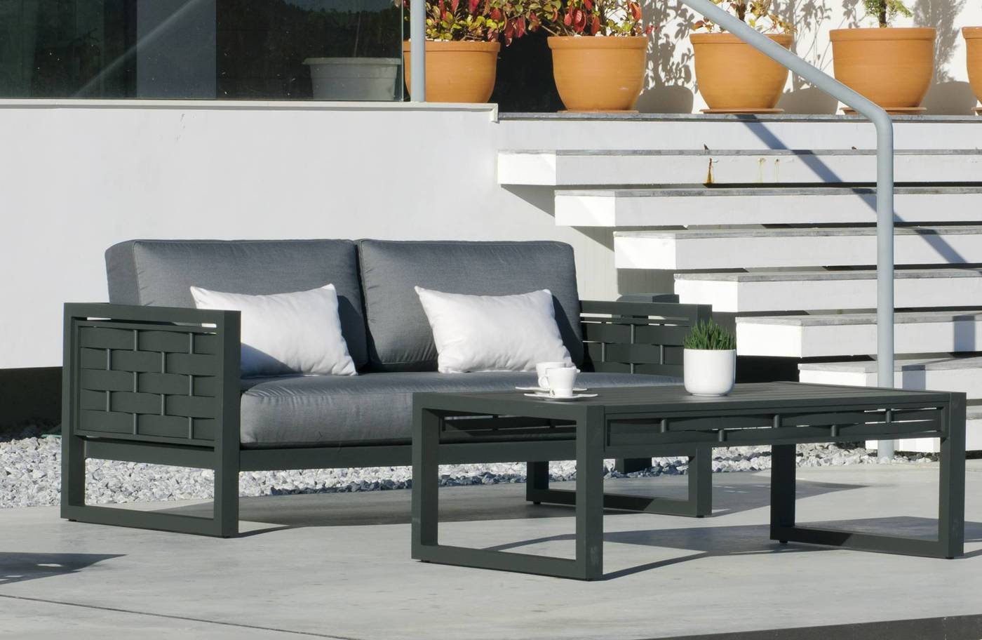 Lujoso sofá 2 plazas con cojines gran confort desenfundables. Estructura 100% de aluminio en color blanco, antracita o champagne.