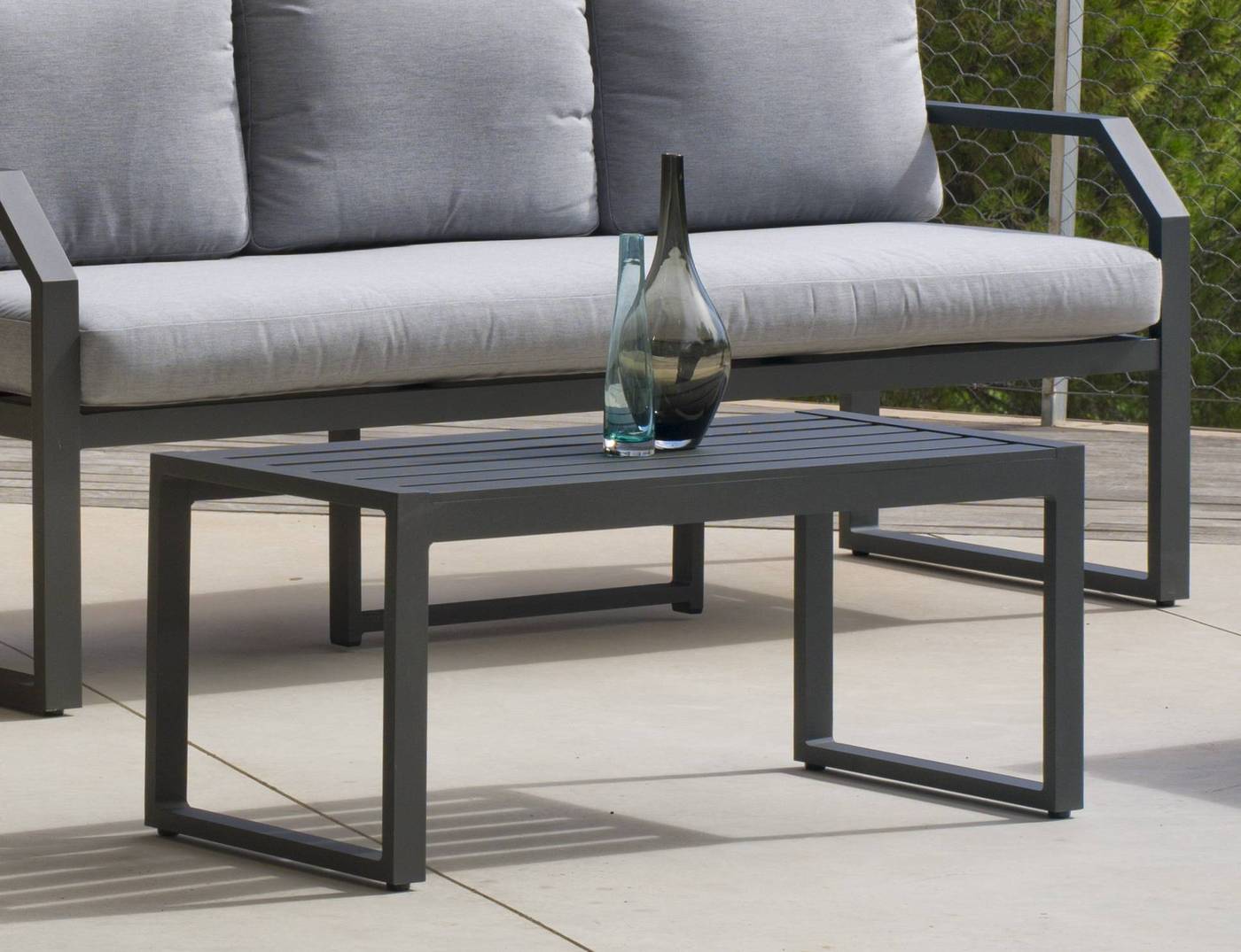 Conjunto Aluminio Génova-8 - Conjunto aluminio luxe: 1 sofá de 3 plazas + 2 sillones + 1 mesa de centro + cojines. Disponible en color blanco, plata o antracita.