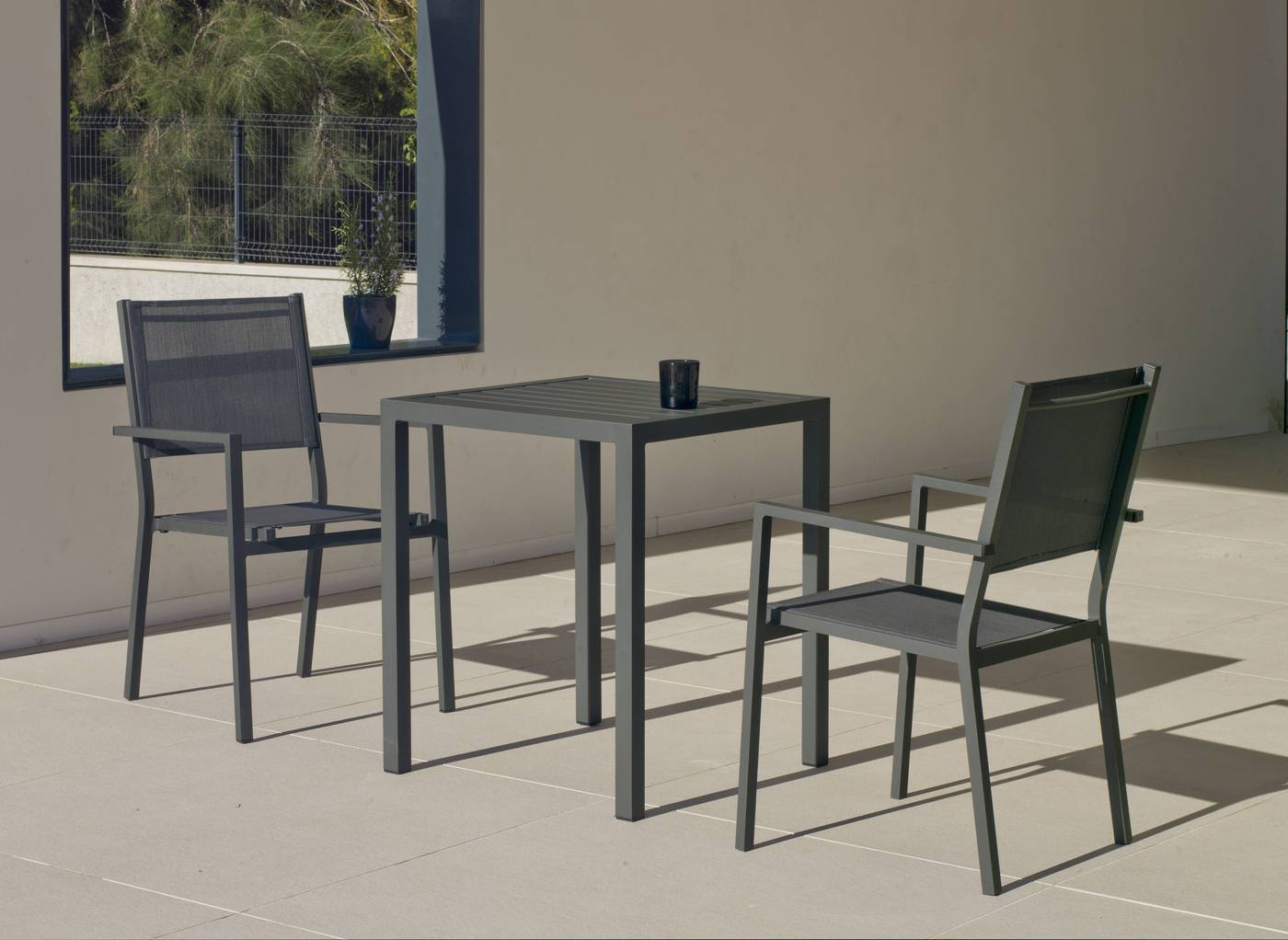 Conjunto aluminio para jardín: Mesa cuadrada de 65 cm. + 2 sillones de aluminio y textilen. Disponible en color blanco, antracita, champagne, plata o marrón.