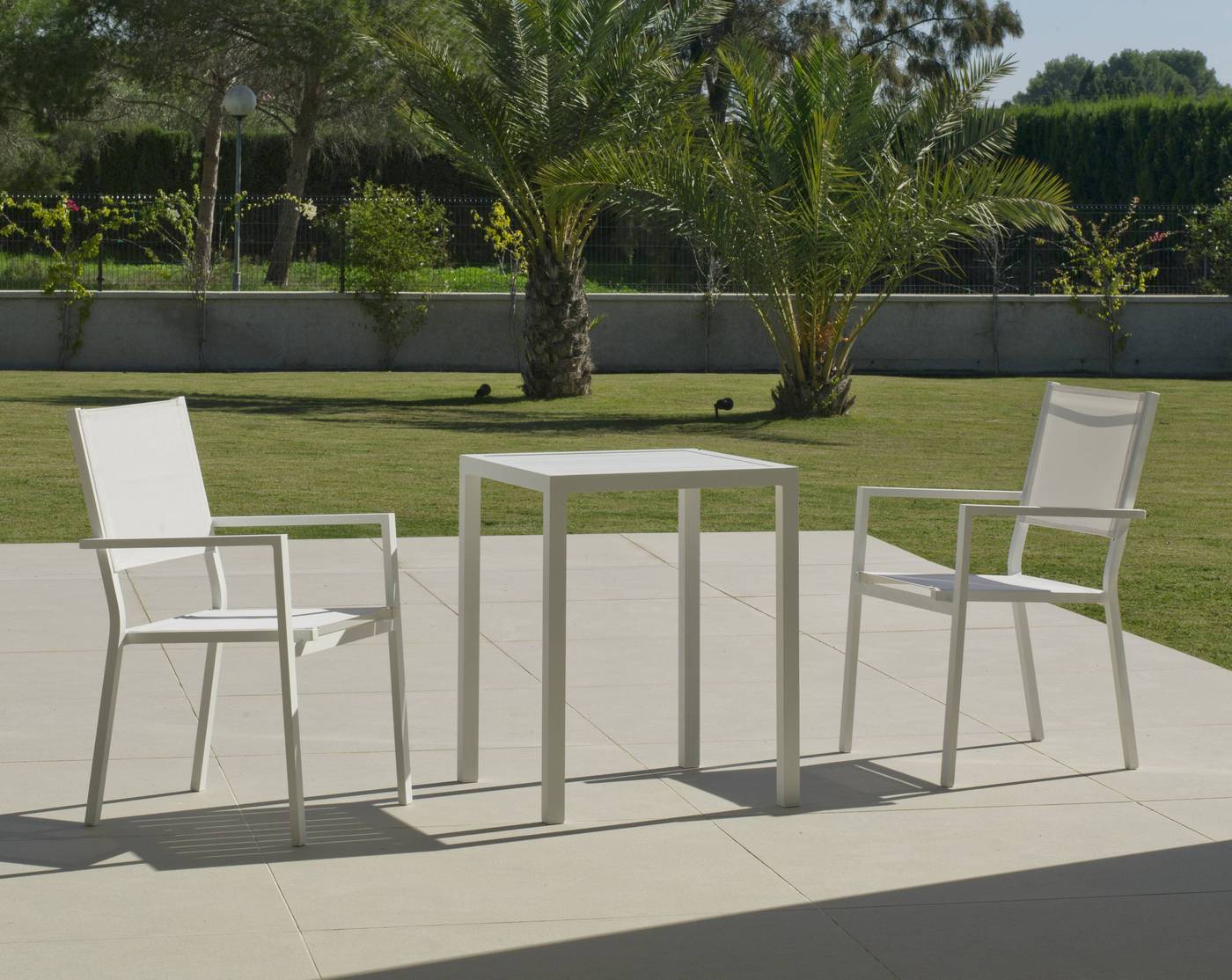 Set Aluminio Melea-Córcega 65-2 - Conjunto aluminio para jardín: Mesa cuadrada de 65 cm. + 2 sillones de aluminio y textilen. Disponible en color blanco, antracita, champagne, plata o marrón.
