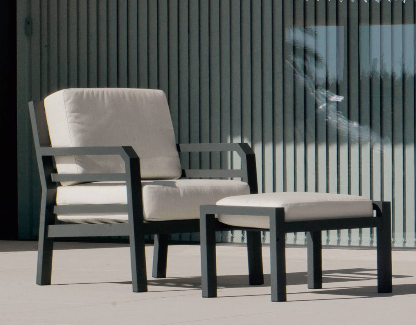 Set Aluminio Luxe Camelia-10 - Conjunto lujo de aluminio: 1 sofá de 3 plazas + 2 sillones + 2 reposapiés + 1 mesa de centro. Disponible en color blanco, antracita, champagne, plata o marrón.