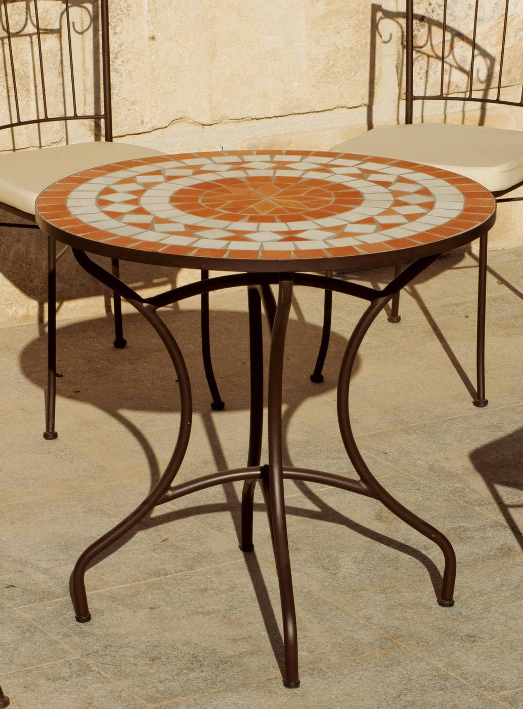 Mesa de acero forjado para jardín o terraza, con tablero mosaico de 75 cm. diámetro.
