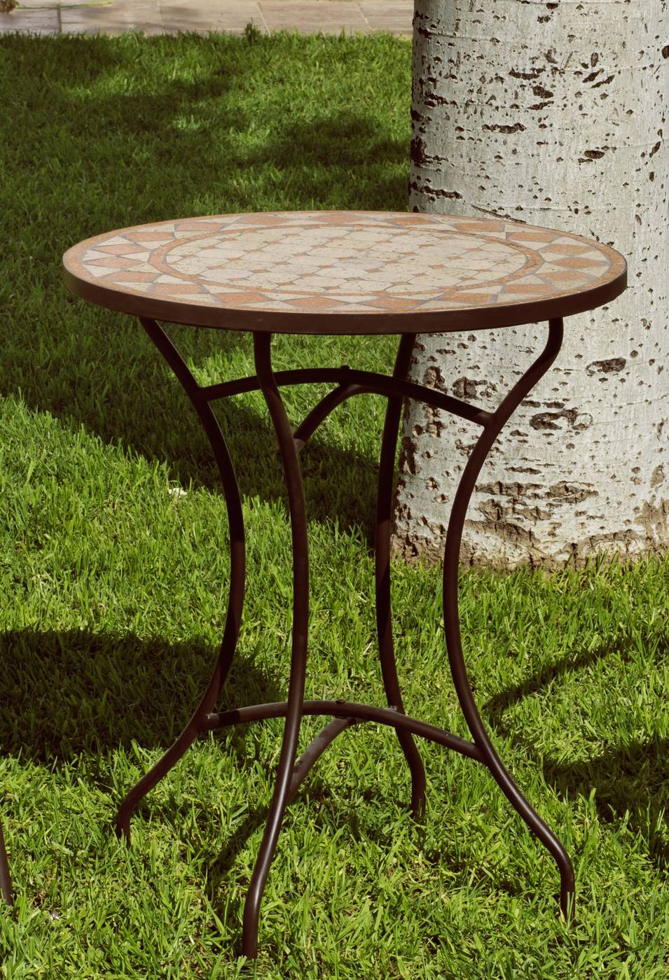 Mesa para jardín o terraza de forja, con tablero mosaico de 60 cm. de diámetro.