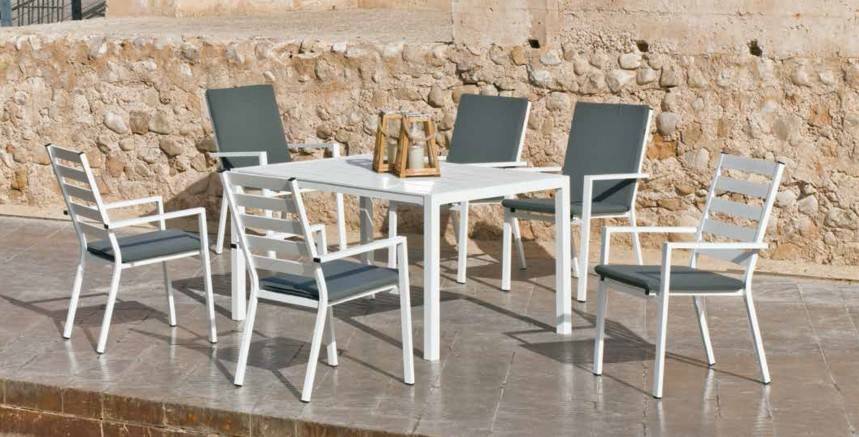 Conjunto Aluminio Palma 150-4 - Mesa rectangular de aluminio con tablero lamas de aluminio + 4 sillones con cojines completos. Disponible en color blanco, antracita, champagne, plata o marrón.