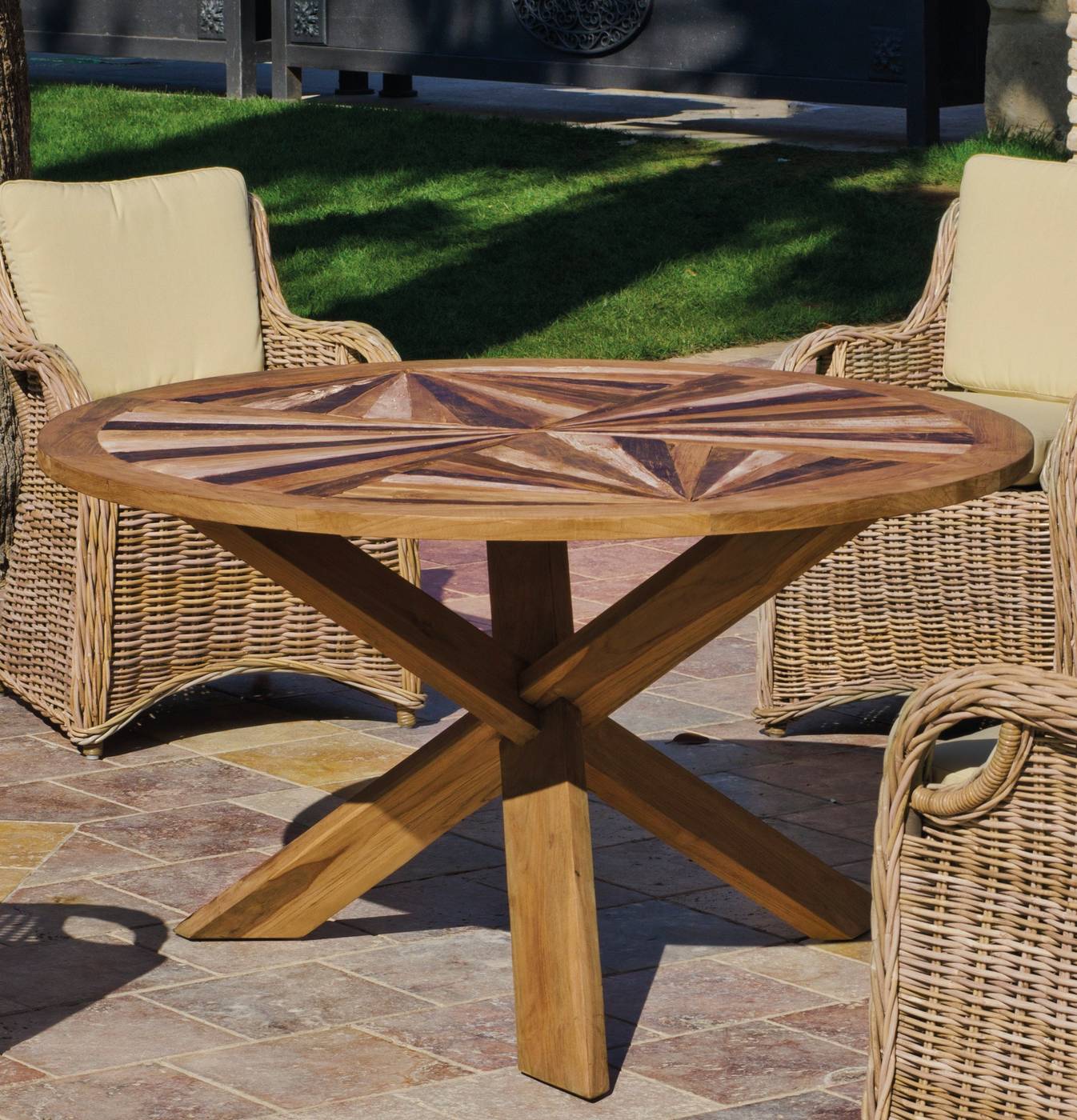 Set Madera Teka Richmond-140 - Conjunto para jardín fabricado sólo con materiales naturales: 4 sillones con cojines de ratán natural y mesa de madera de teka de 140 cm