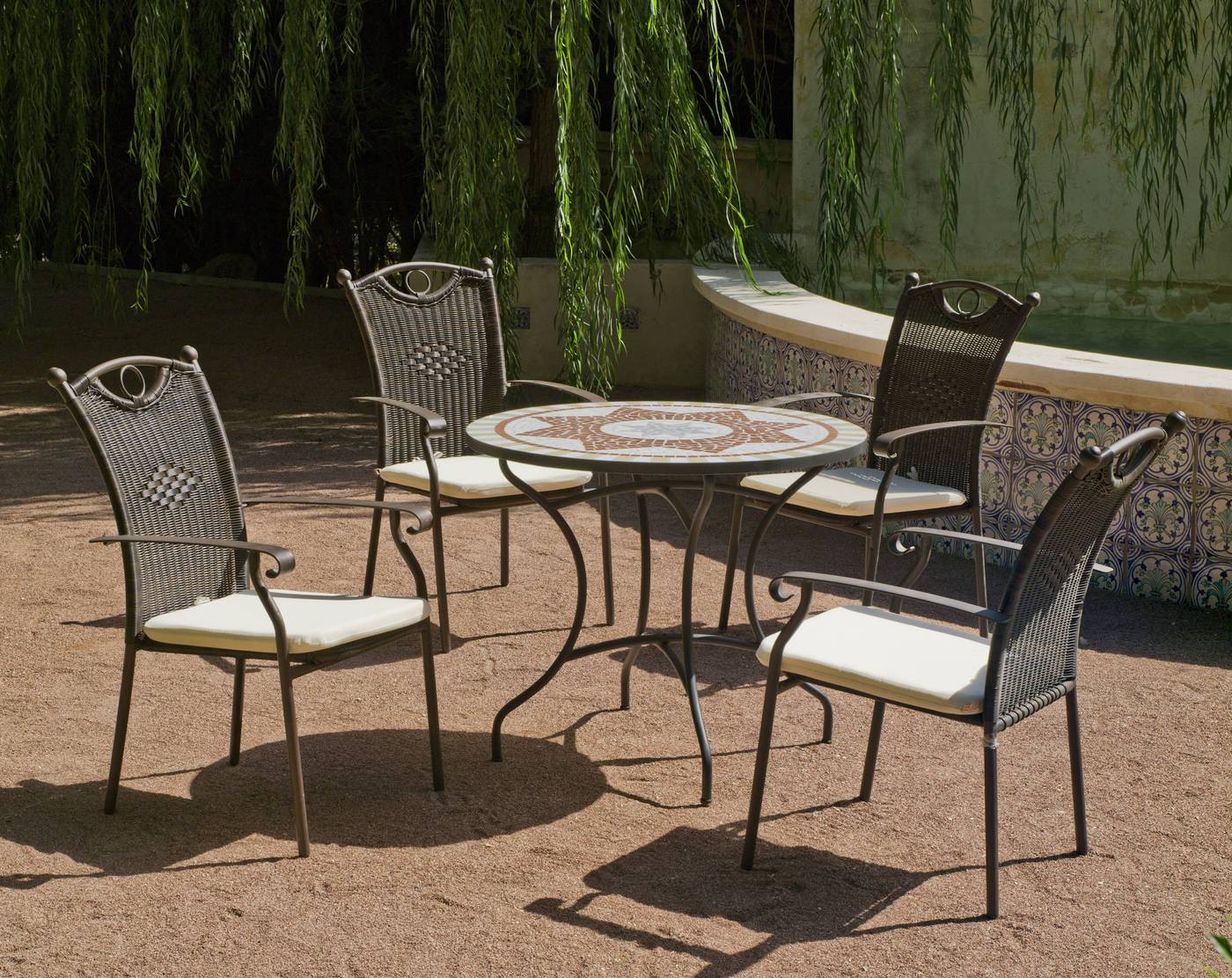 Conjunto de acero forjado color bronce: mesa redonda de forja, con tablero mosaico de 90 cm. + 4 sillones de acero y wicker