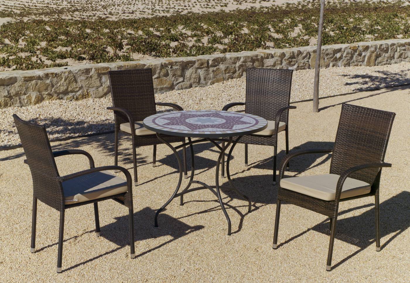 Conjunto de acero forjado color bronce: 1 mesa de forja con panel mosaico + 4 sillones de ratán sintético + 4 cojines