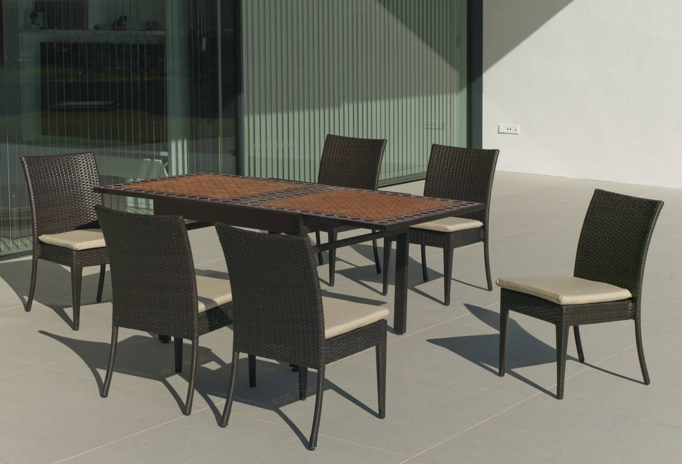 Conjunto mosaico para jardín: mesa extensible de acero forjado con tablero mosaico + 6 sillas de ratán sintético con cojines