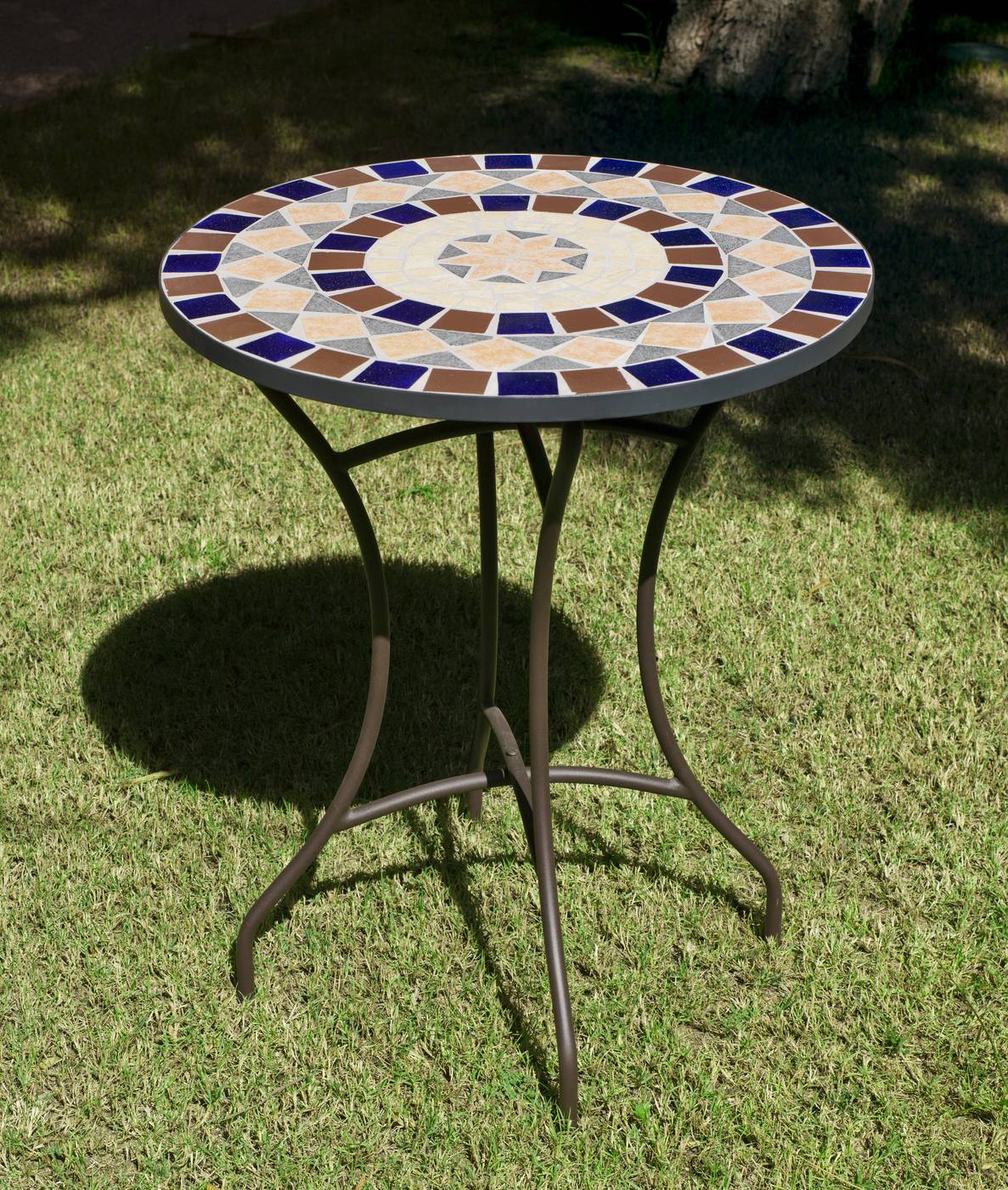 Mesa para jardín o terraza de acero forjado color bronce, con tablero mosaico de 60 cm. de diámetro.