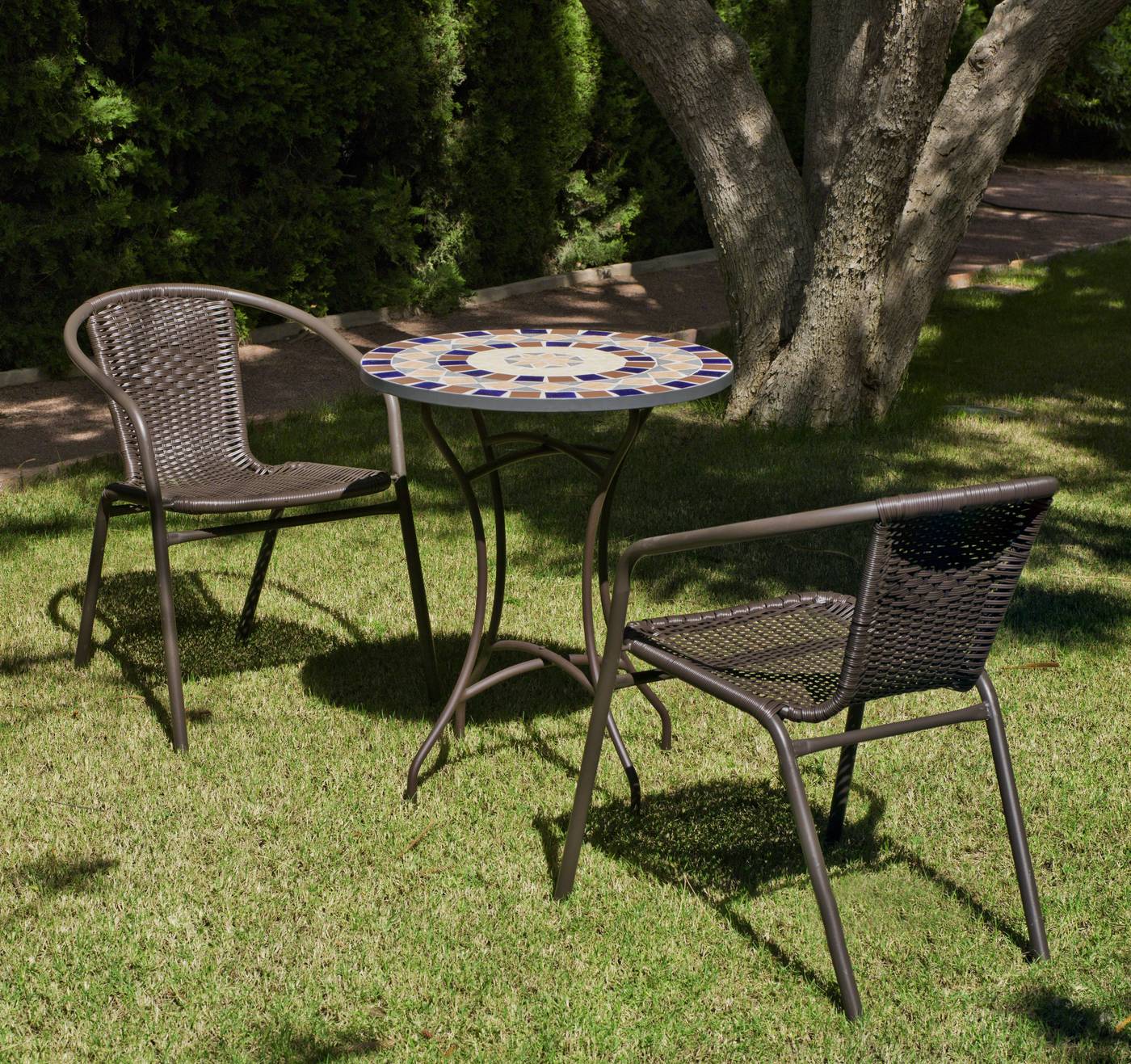 Conjunto de acero color bronce: mesa  redonda de acero forjado, con tablero mosaico de 60 cm. + 2 sillones apilables de wicker