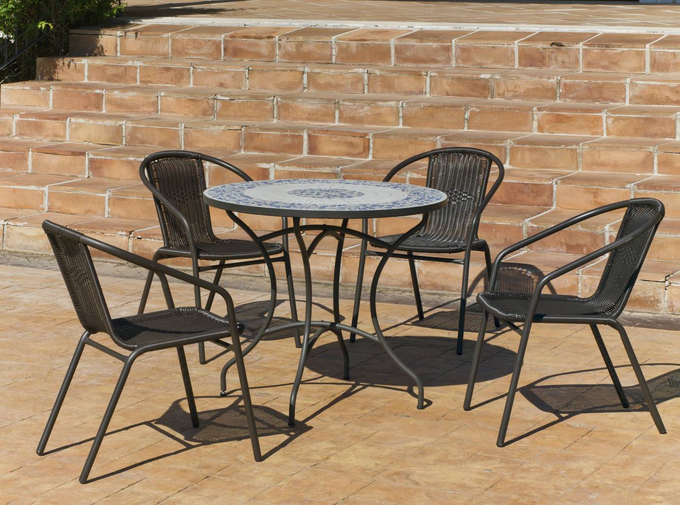 Conjunto de acero color bronce: 1 mesa de forja con panel mosaico + 4 sillones de acero y wicker reforzado
