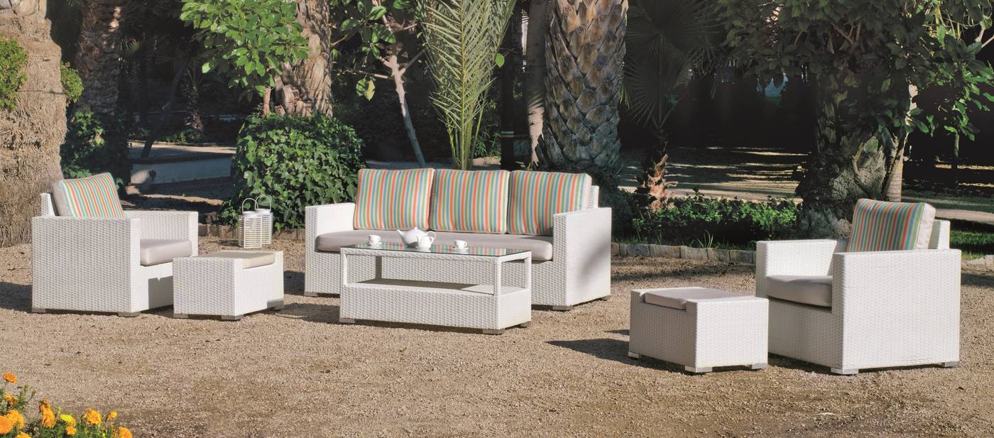 Conjunto de ratán sintético color blanco: sofá 3 plazas + 2 sillones confort + mesa de centro