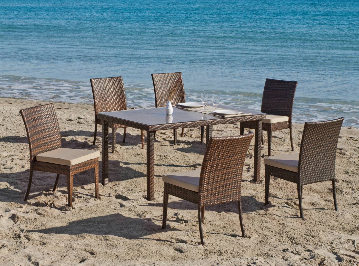 Cojunto de ratán sintético color marrón: mesa de 150 cm. con tapa de cristal templado + 4 sillas apilables + 4 cojines
