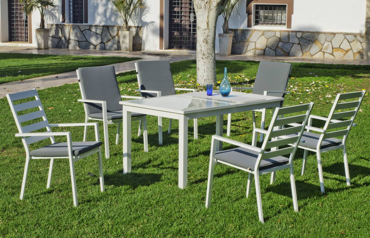 Conjunto aluminio color blanco: mesa extensible 150 a 200 cm. y 6 sillones apilables