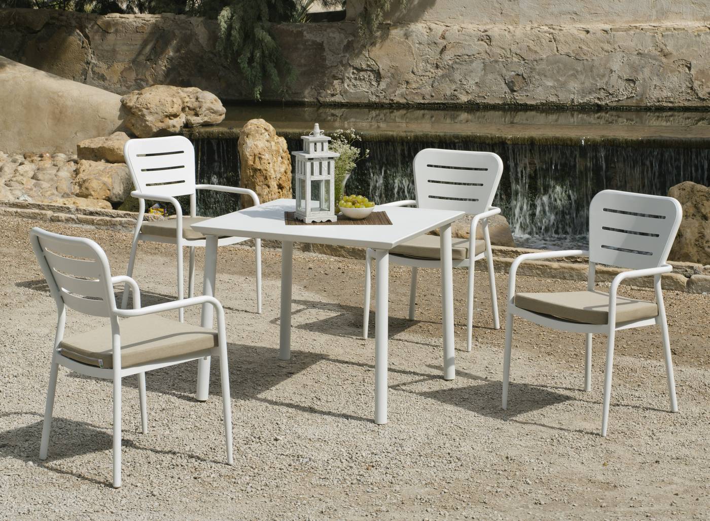 Conjunto todo aluminio color blanco: mesa cuadrada + 4 sillones