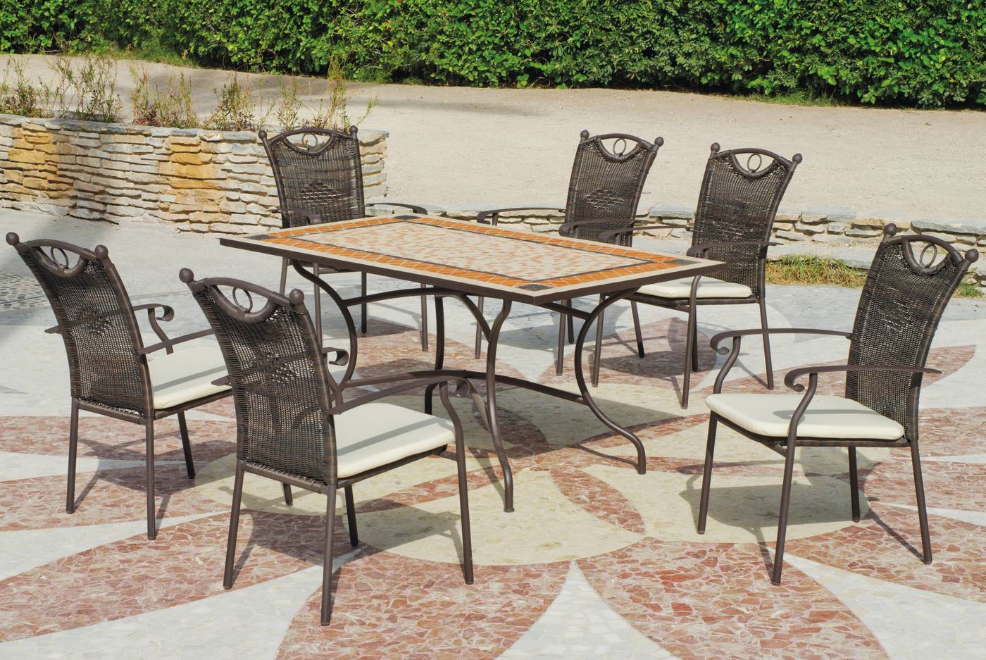 Conjunto para terraza o jardín de forja color bronce: 1 mesa con tablero mosaico + 4 sillones de forja y ratán sintético + 4 cojines.